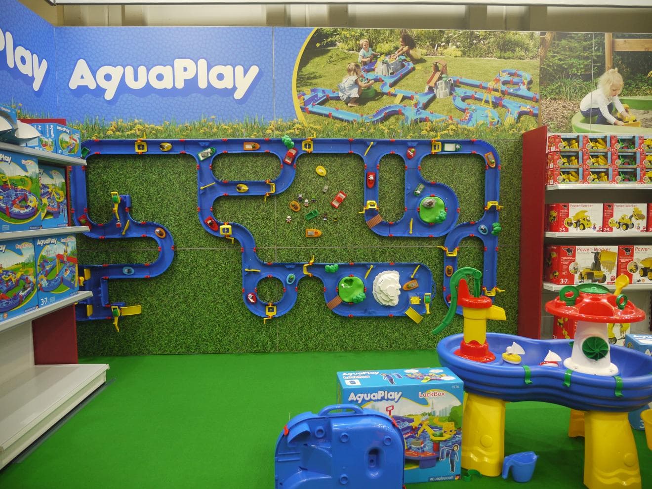 AquaPlay Spielsystem für Kinder auf dem Messestand der Simba Dickie Group während der spoga+gafa 2023 in Köln.