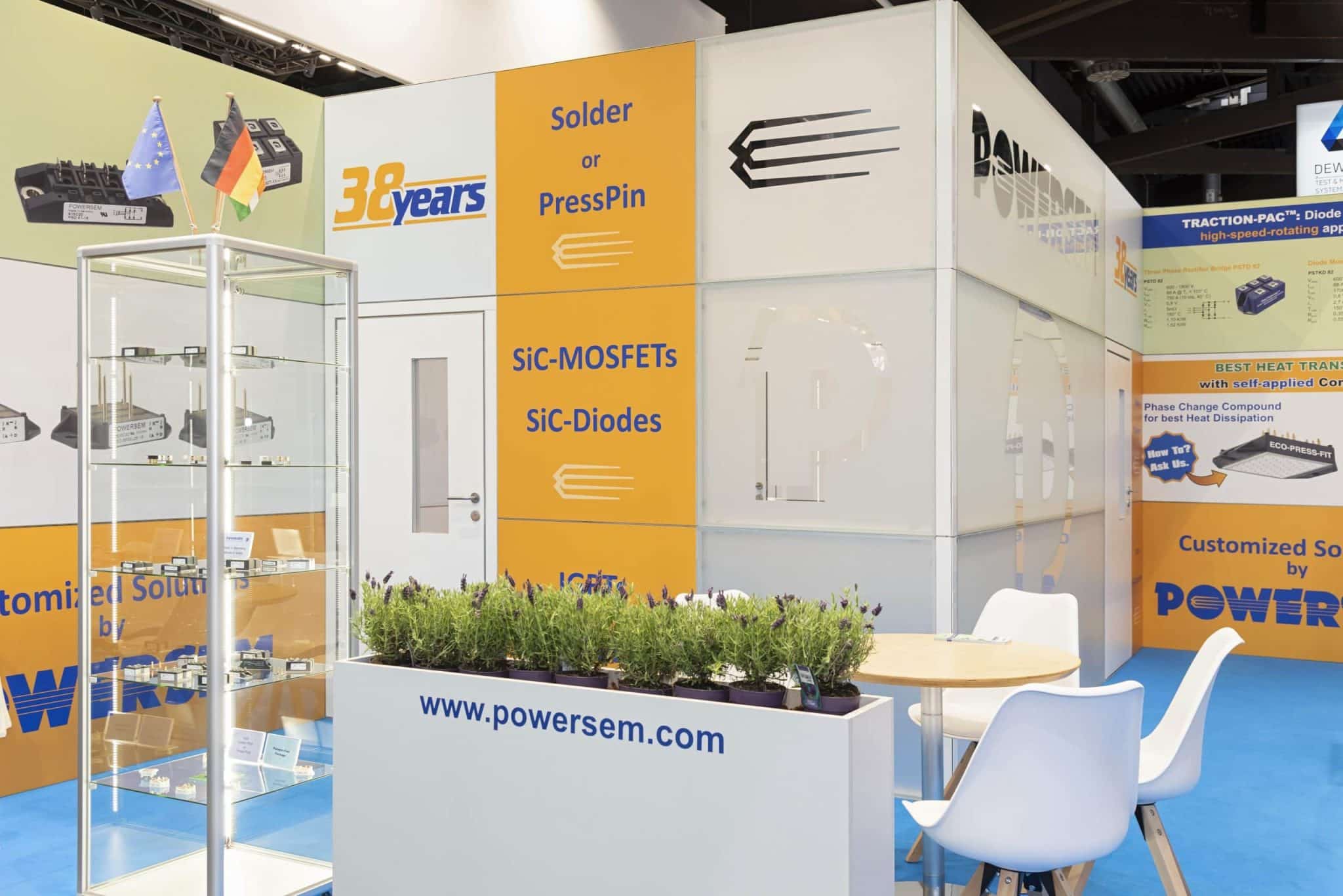 Detailansicht des Powersem Messestandes mit Präsentationsvitrine und Sitzbereich auf der PCIM Nürnberg – Messebau Nürnberg