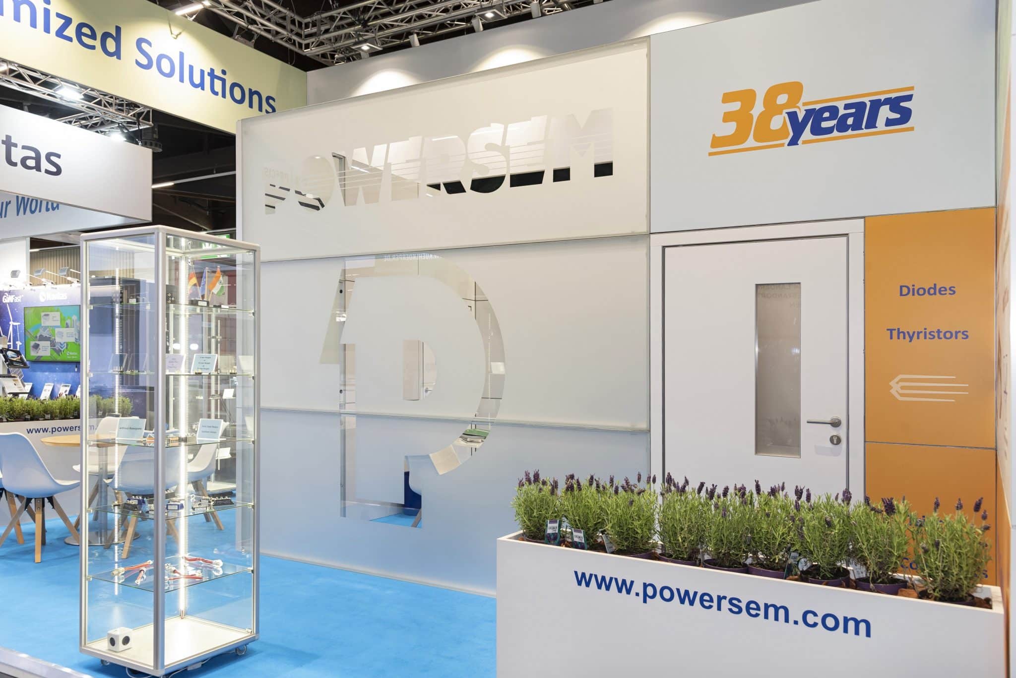 Glasvitrine und Firmenlogo am Powersem Messestand auf der PCIM Nürnberg – Messebau Nürnberg