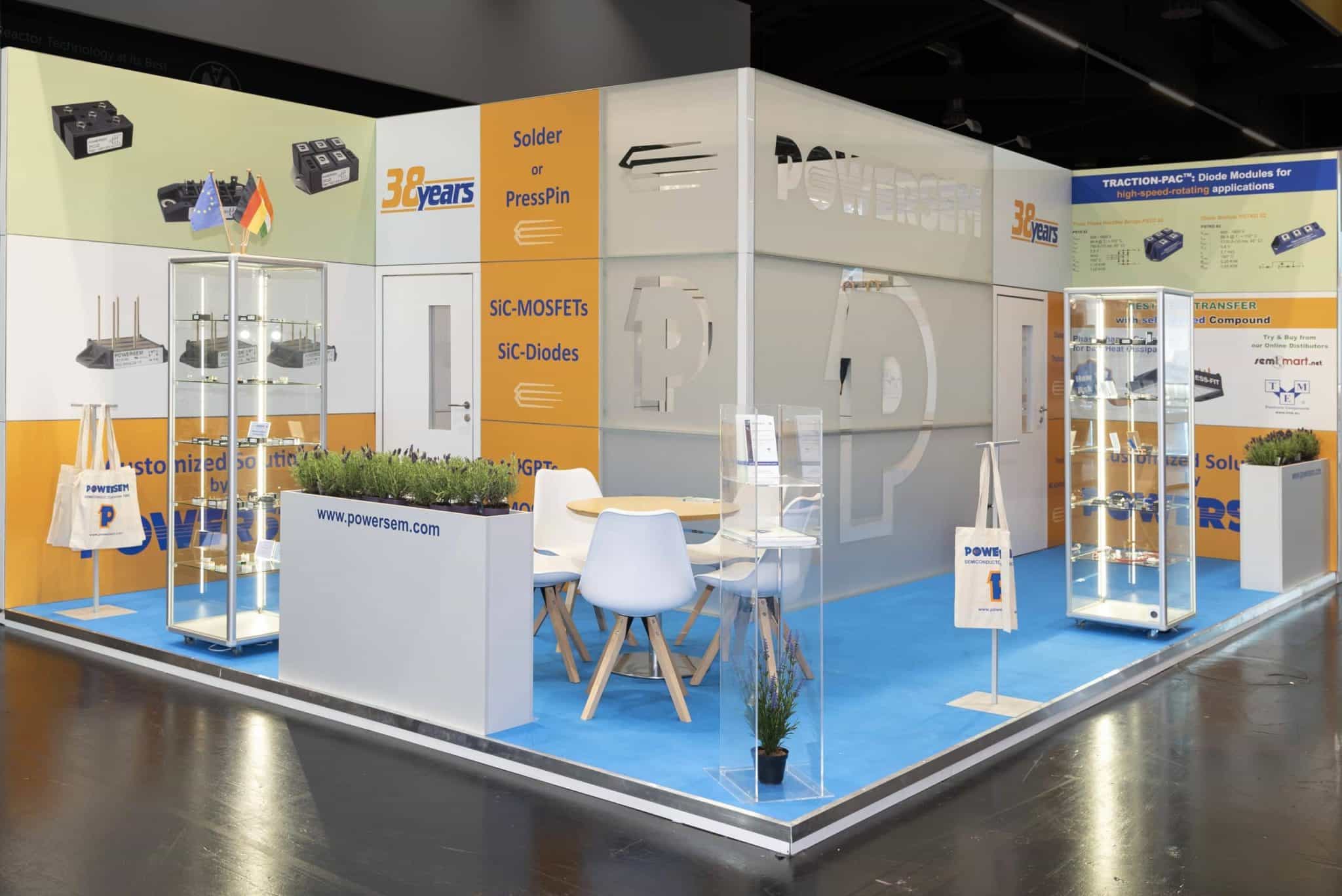 Moderner Messestand von Powersem auf der PCIM Nürnberg mit Glasvitrinen und Präsentationsfläche – Messebau Nürnberg