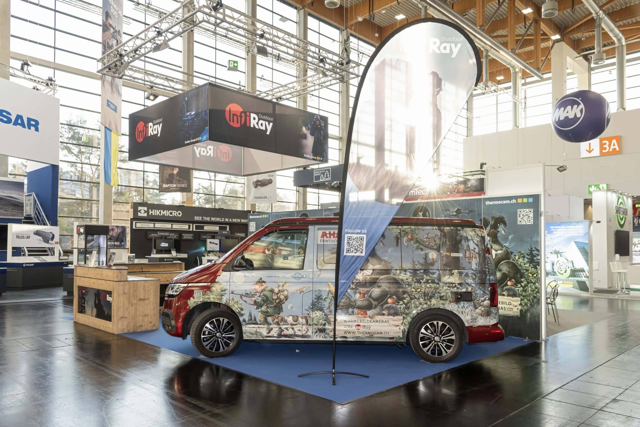 VW-Bus mit Jagdmotiven und Messestand von InfiRay auf der IWA in Nürnberg – Messebau Nürnberg.