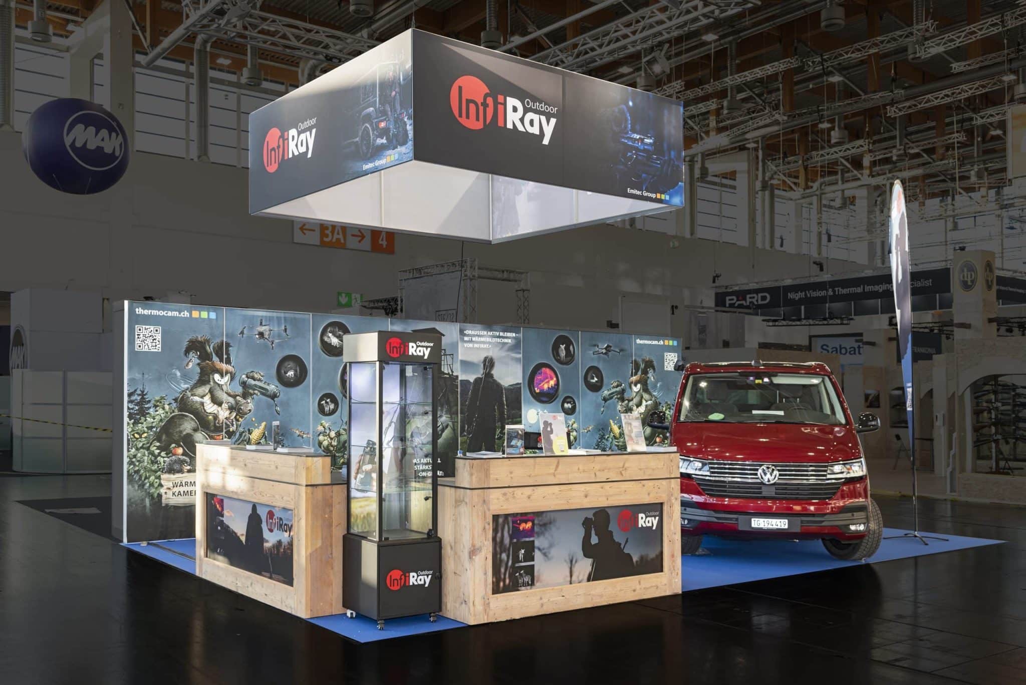 Moderner Messestand von InfiRay mit Holz-Elementen und rotem VW-Bus auf der IWA in Nürnberg – Messebau Nürnberg.