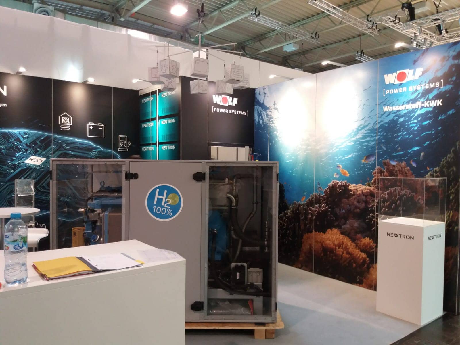 Messestand von Wolf Power Systems und Newtron mit H₂-100% Hybrid-Energieversorgung auf der E-World in Essen – Messebau Essen