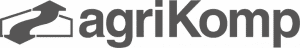 Das Logo von „agriKomp“ zeigt den Markennamen in einer fetten, stilisierten Schriftart. Eine abstrakte Grafik, die ein Dach mit Schornstein darstellt, gebildet aus geschwungenen Linien und einem Quadrat, ist in das Design integriert. Das Logo ist monochrom.