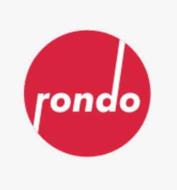 Roter Kreis mit dem Wort „Rondo“ in weißen Kleinbuchstaben darin. Zwei weiße diagonale Linien verlaufen vom oberen und unteren linken Rand des Kreises und verlaufen entlang des „r“ und „o“ in „Rondo“.