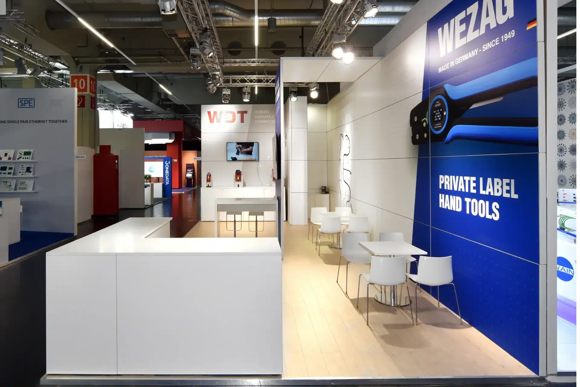 Messebau Nürnberg für WDT und WEZAG auf der SPS – moderne Ausstellung mit Maschinen und Handtools