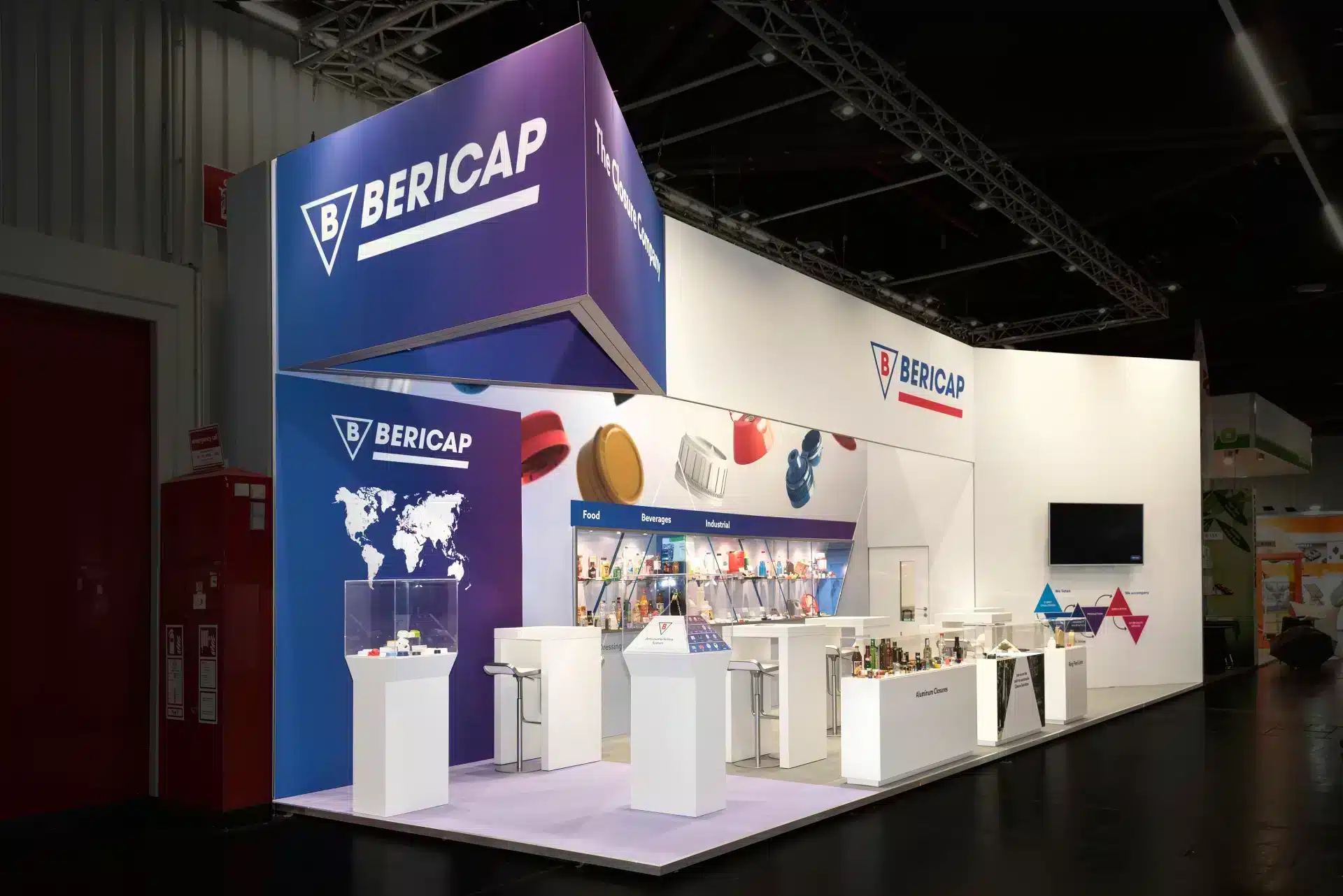 Moderner Messestand von Bericap auf der FachPack 2024 in Nürnberg mit großem Markenlogo und Präsentationsvitrinen für Verschlusslösungen – Messebau Nürnberg.