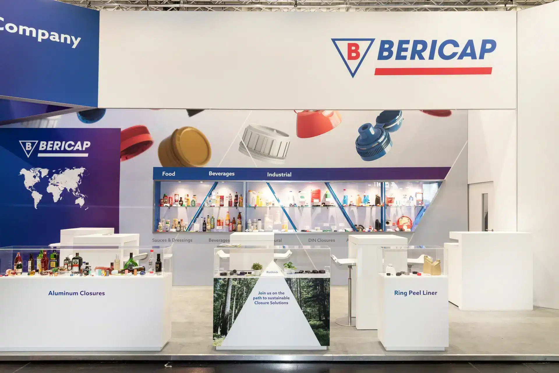 Frontansicht des Bericap Messestands mit Vitrinen und nachhaltigen Verschlusslösungen auf der FachPack 2024 in Nürnberg – Messebau Nürnberg.