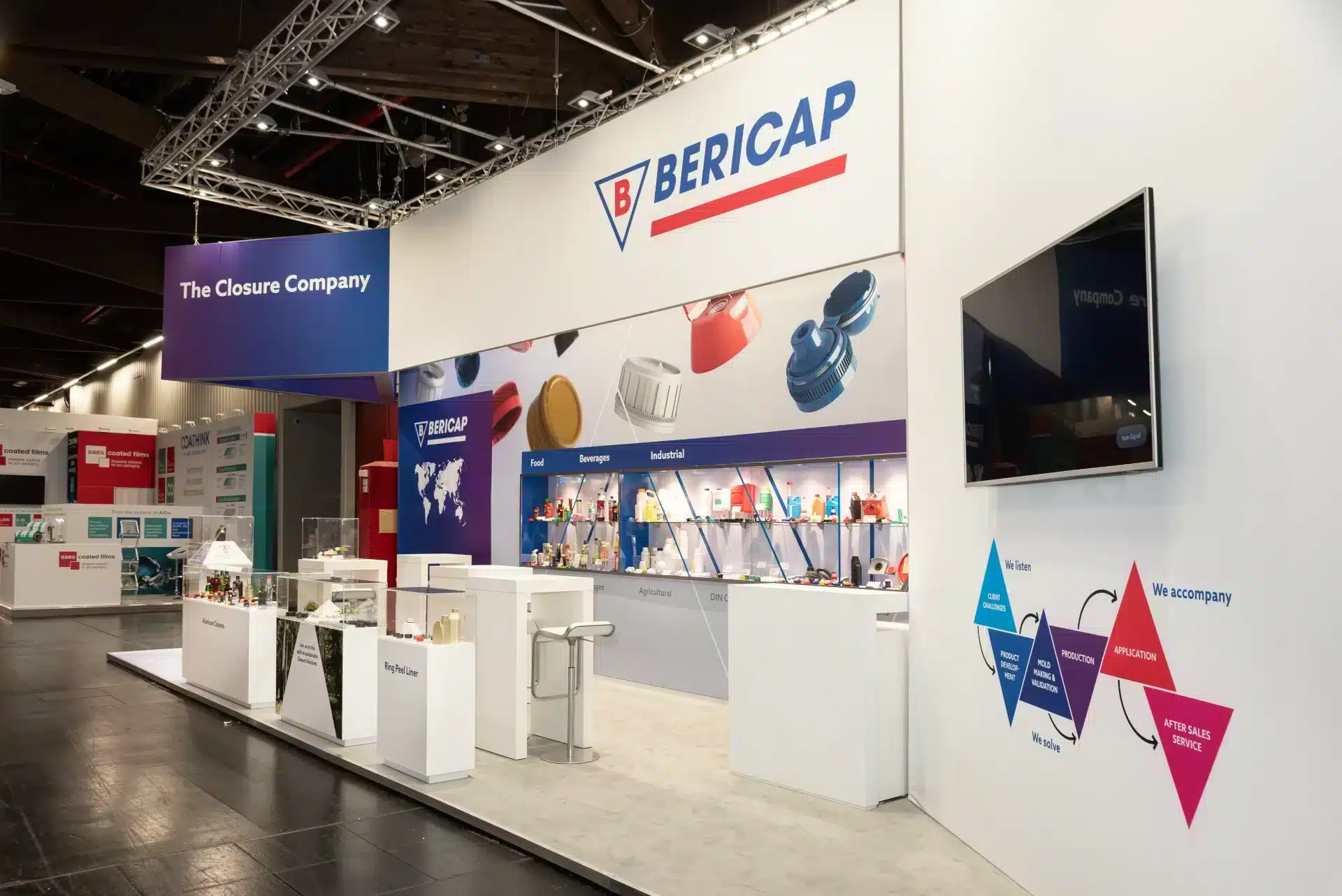 Offene Standfläche von Bericap mit Wandgrafiken, Produktpräsentationen und Theken auf der FachPack 2024 in Nürnberg – Messebau Nürnberg.