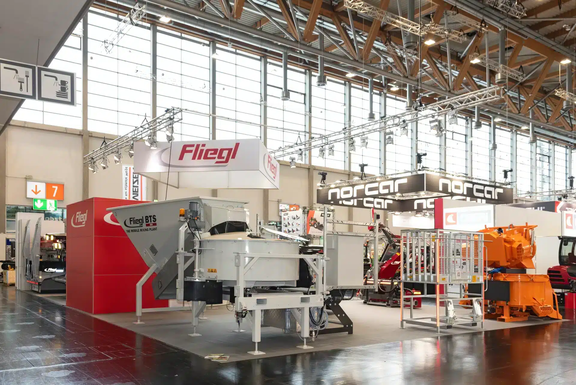 Fliegl präsentiert Bautechnik und Maschinen auf einem modernen Messestand der GaLaBau Nürnberg – Messebau Nürnberg.