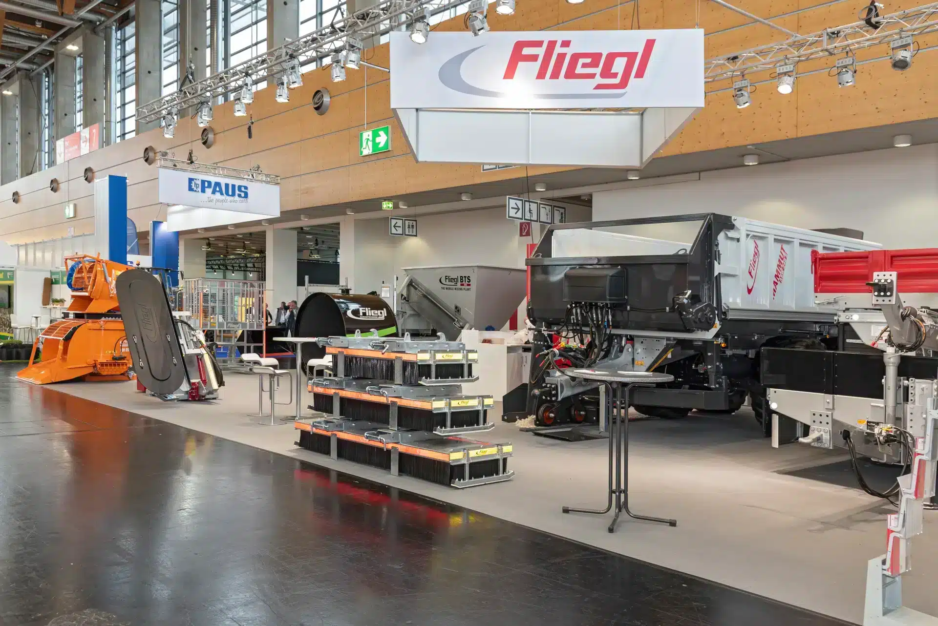 Fliegl Messestand auf der GaLaBau Nürnberg mit Maschinen, Bautechnik und modernem Messebau – Messebau Nürnberg.
