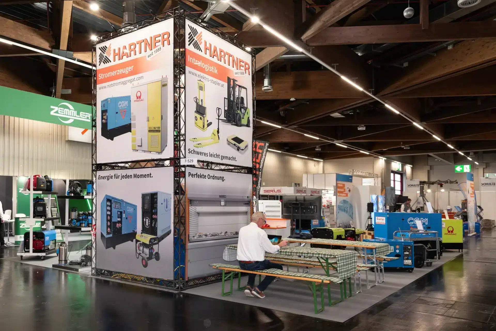 Messestand Hartner mit Stromerzeugern und Intralogistik auf der GalaBau Nürnberg Messebau Nürnberg