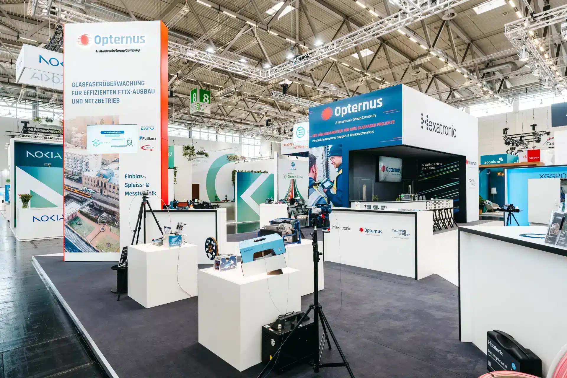 Messebau Köln – Opternus und Hexatronic Messestand mit Produktpräsentationen.