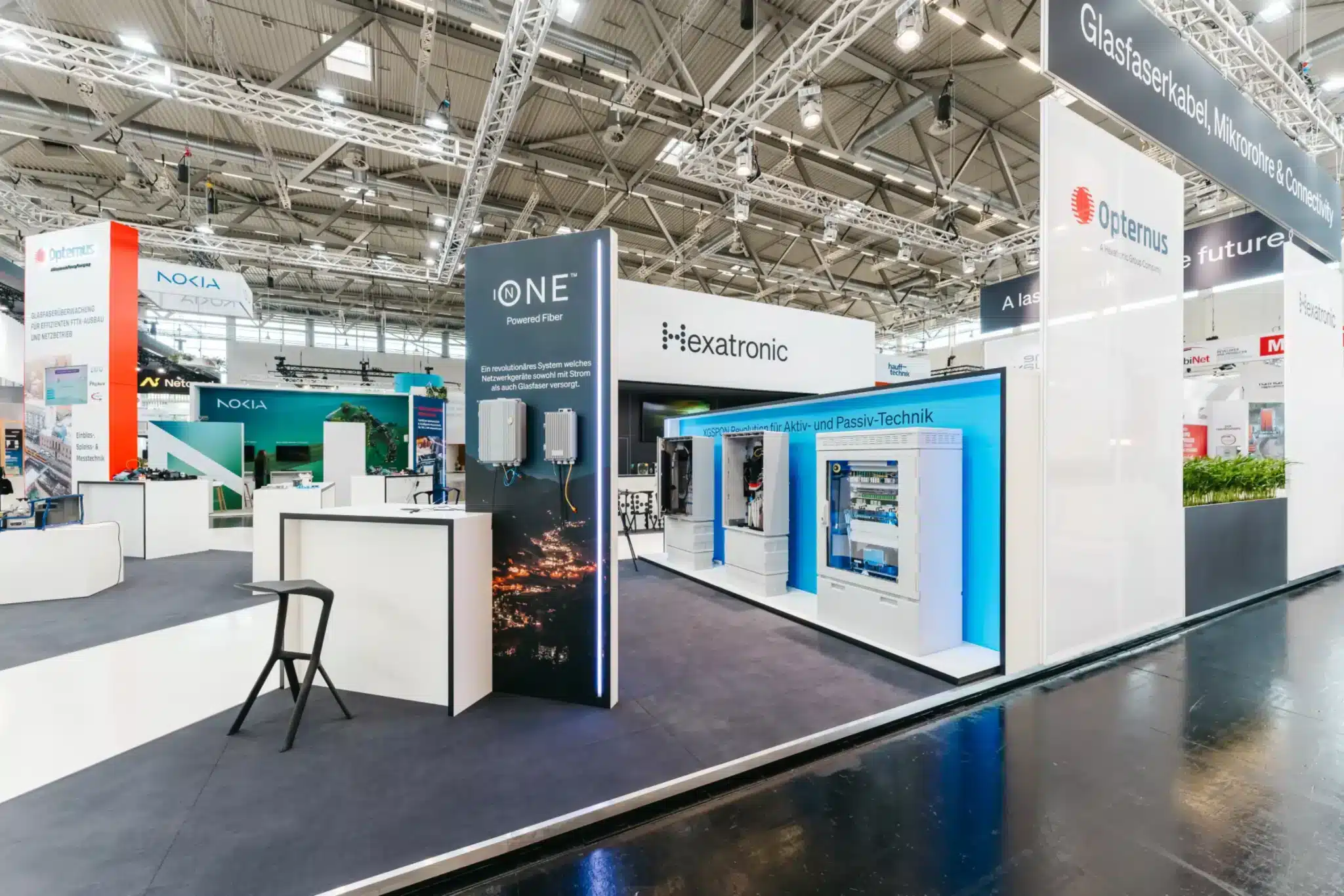 Messestand Köln – Hexatronic und Opternus mit Glasfaser- und Netzwerktechnik-Präsentation.