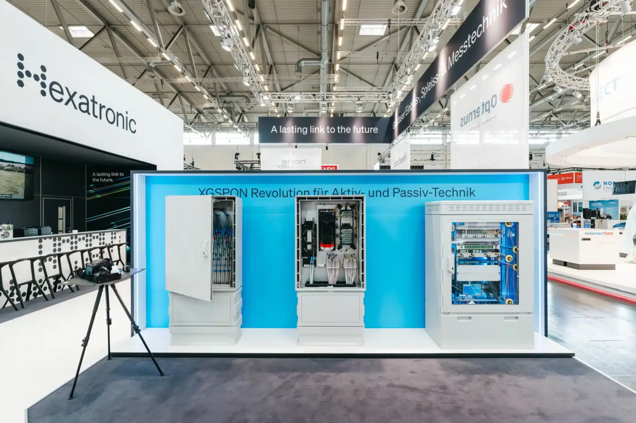 Messebau Köln – Glasfaserschränke und Netzwerktechnik am Stand von Hexatronic.