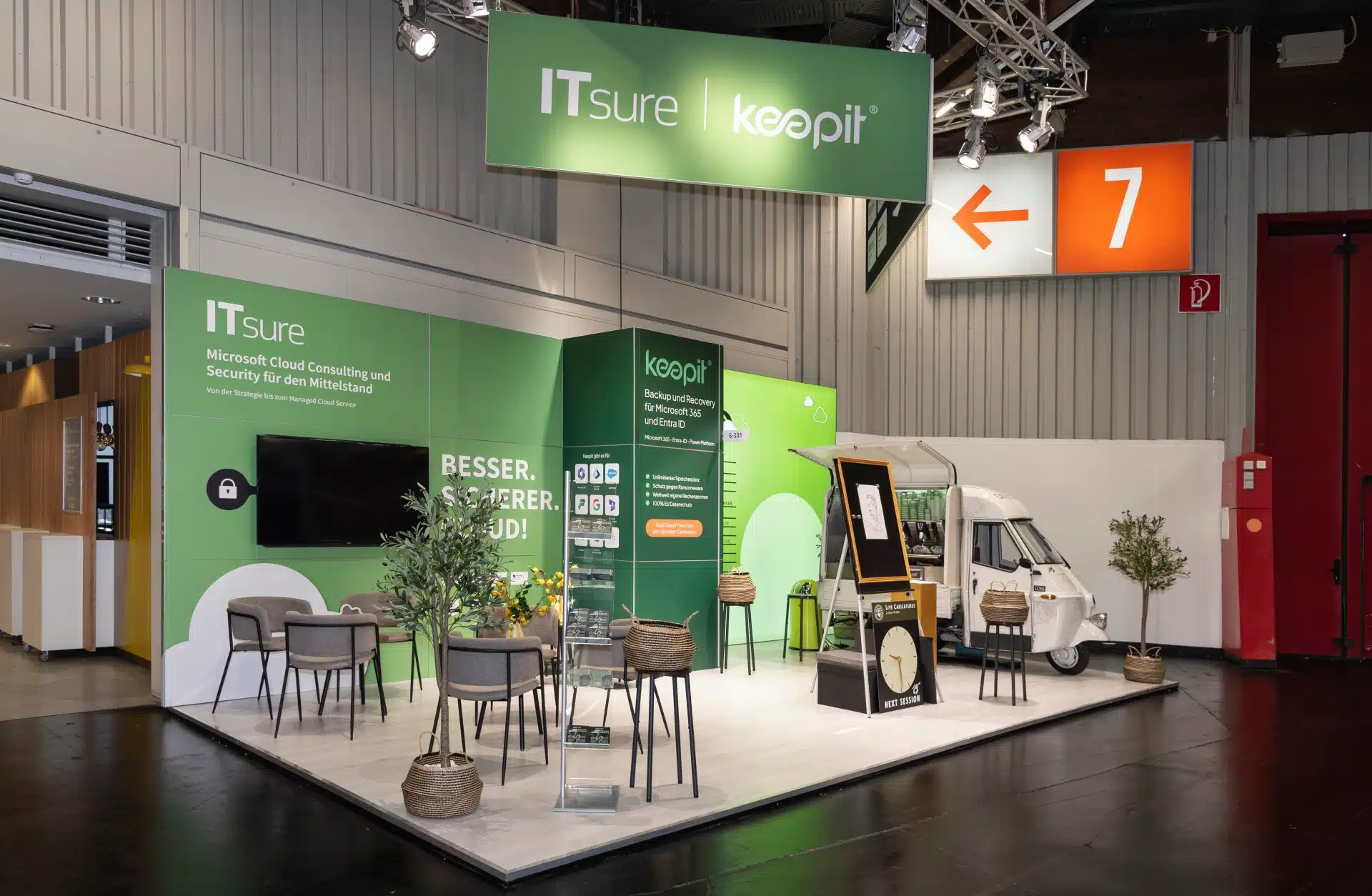 ITsure | Keepit Messestand auf der it-sa 2024 in Nürnberg mit Beratungsecke und Coffee Car.