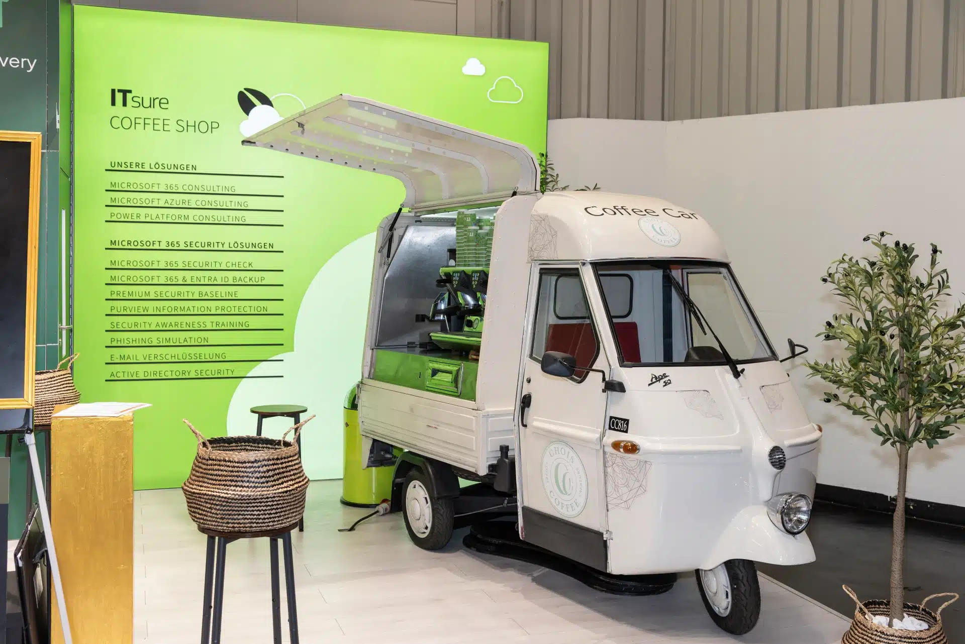 Weißer Coffee Car mit Espressomaschine am Messestand von ITsure | Keepit auf der it-sa 2024 in Nürnberg.