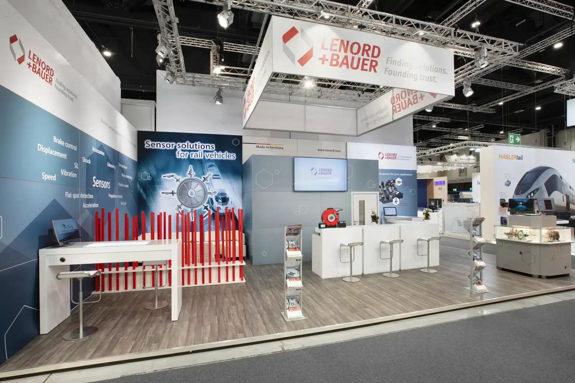 Offene Standfläche mit Exponaten, Vitrinen und Informationsgrafiken von Lenord + Bauer.