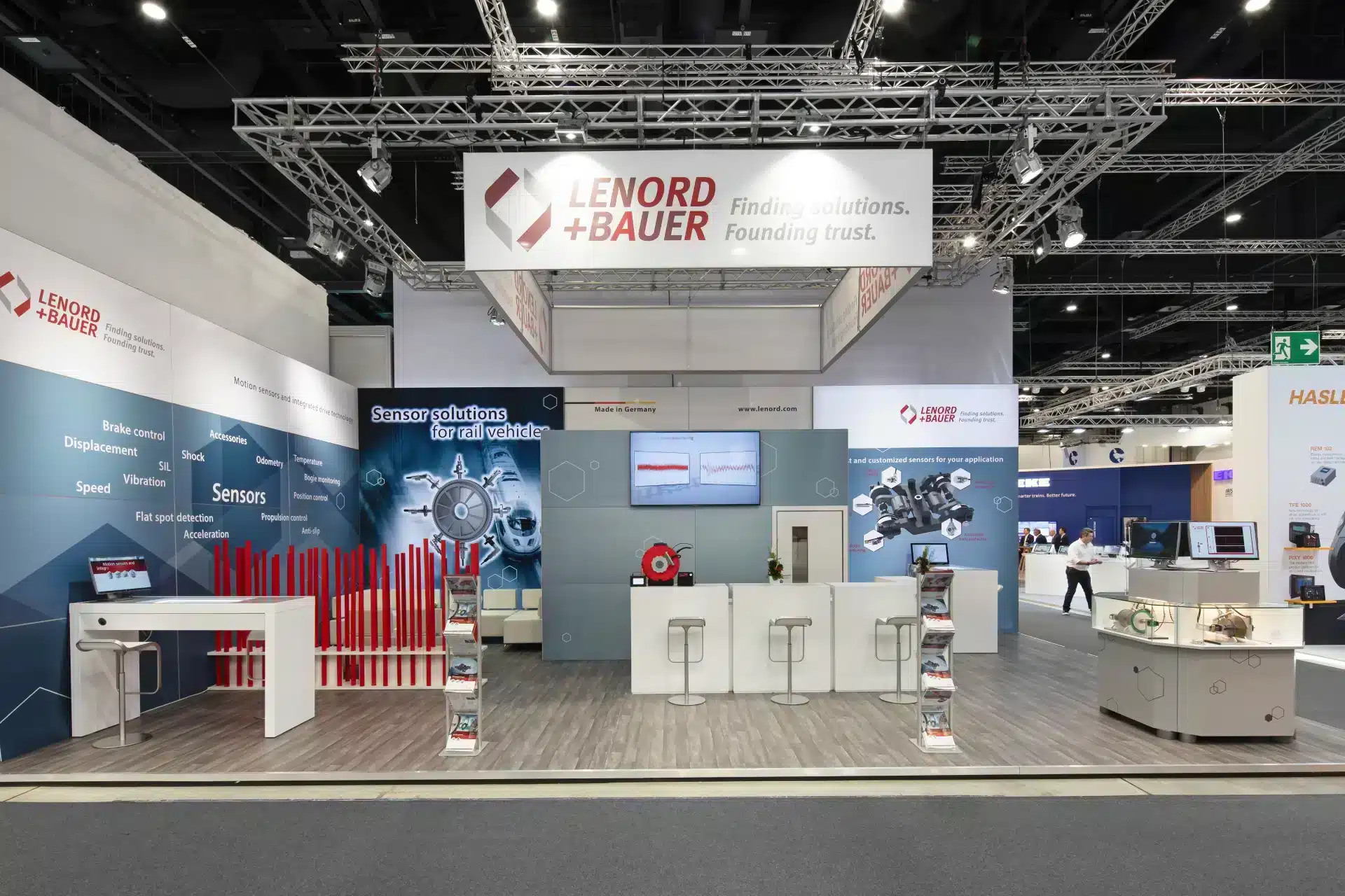 Lenord + Bauer Stand mit Infotheke, Prospektständer und Wandgrafik zu Sensorlösungen für Rail Vehicles.