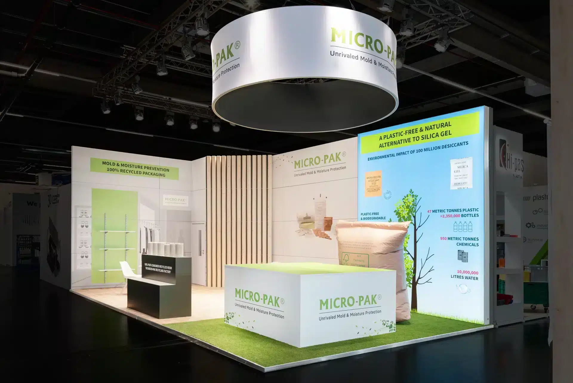 FachPack 2024 Messestand von Micro-Pak in Nürnberg mit Präsentation von umweltfreundlichen Alternativen zu Silica Gel.