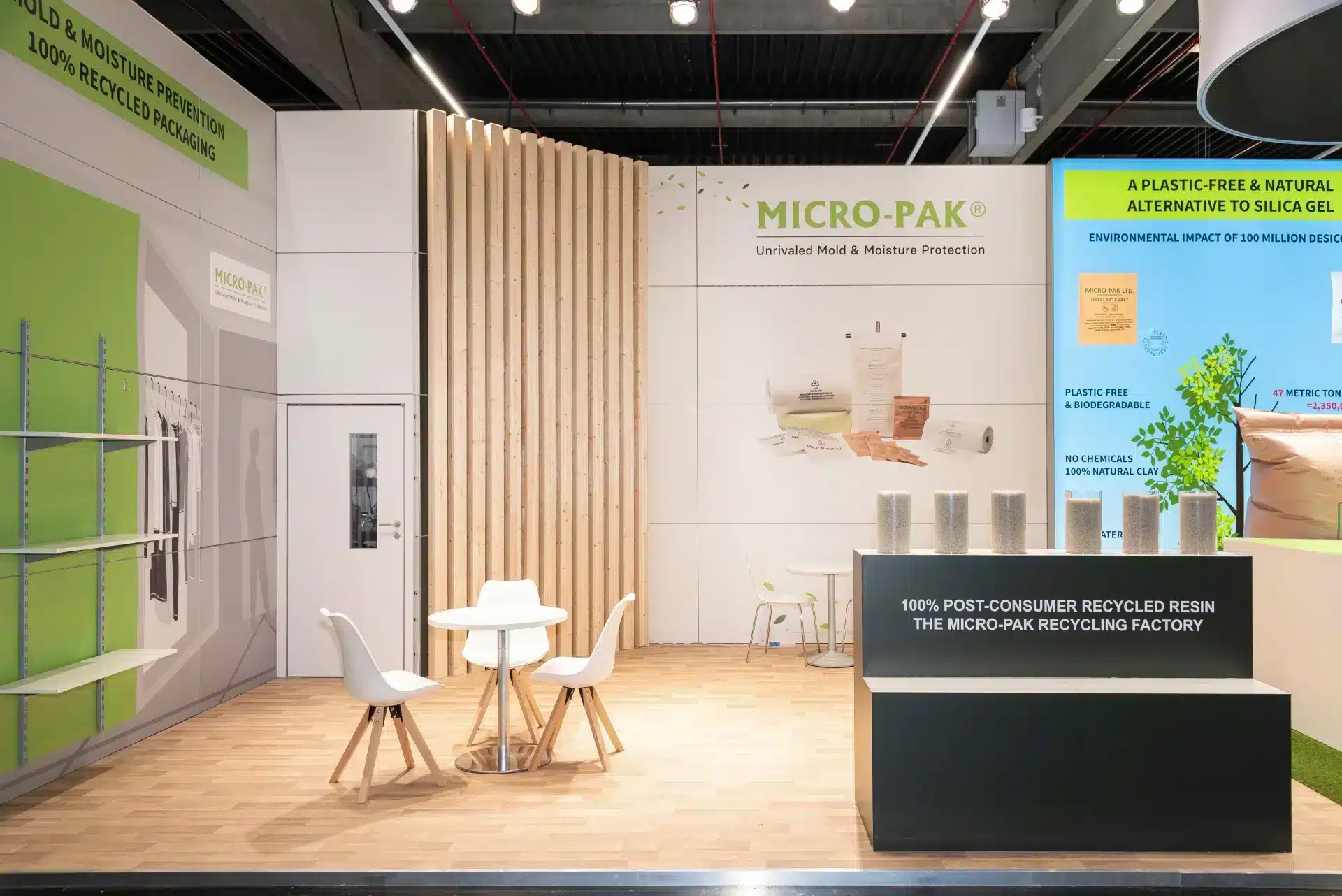 Moderner Messestand von Micro-Pak auf der FachPack 2024 in Nürnberg mit nachhaltigen Verpackungslösungen und Recycling-Produkten.
