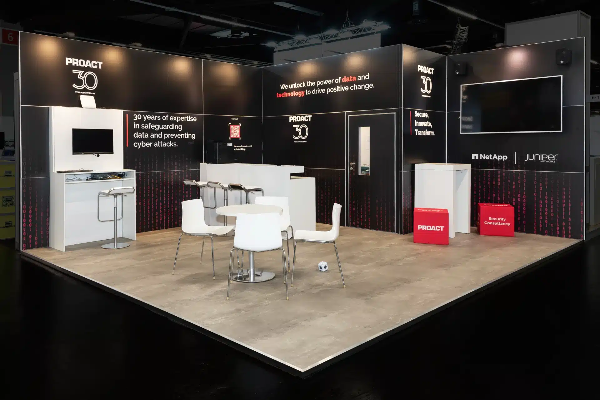 Proact Messestand auf der it-sa 2024 in Nürnberg mit Jubiläumslogo „30 Years Anniversary“, modernen Sitzmöglichkeiten und Slogans zu Datensicherheit, Technologie und Cyber-Schutz, Messebau Nürnberg.