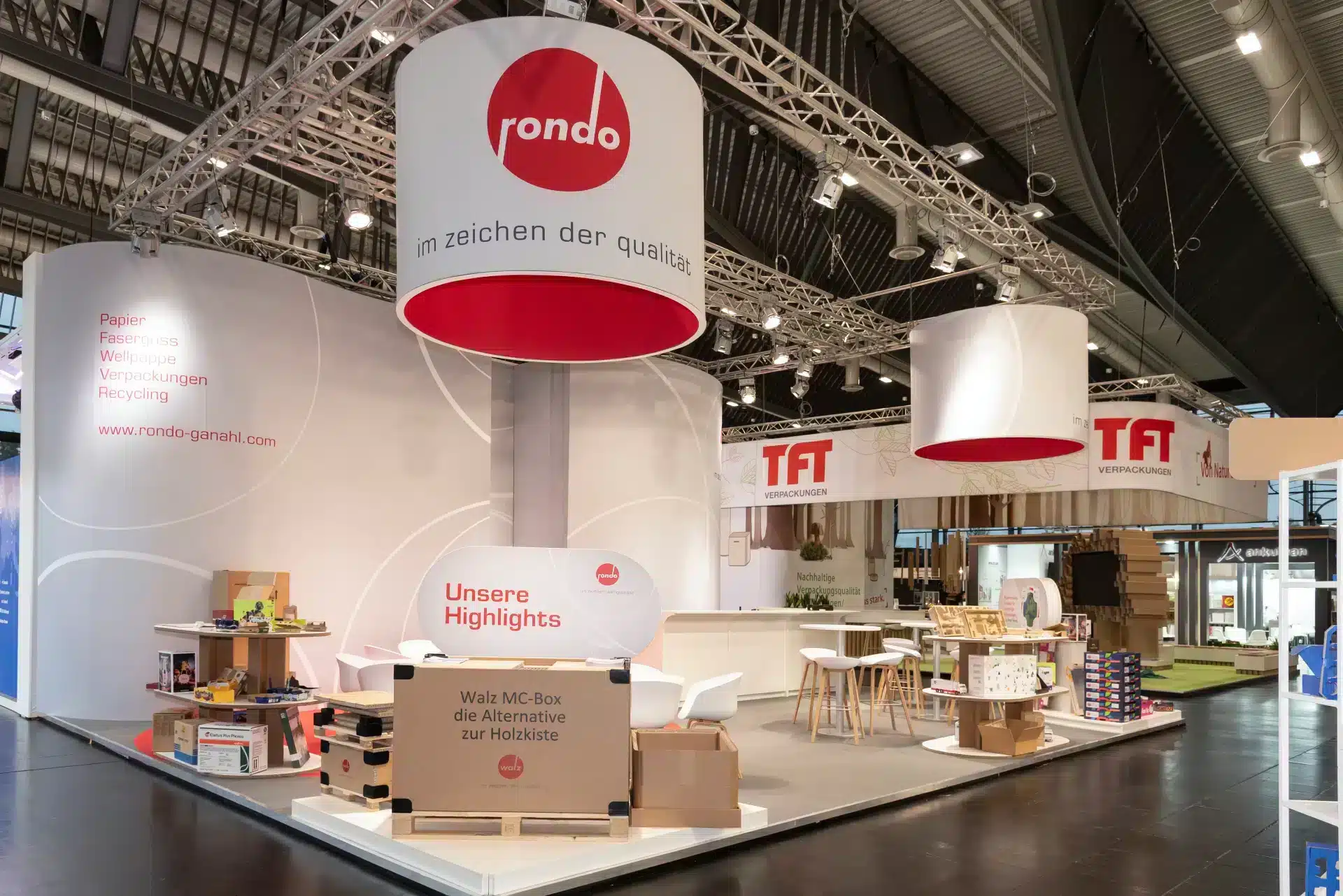 Gesamtansicht des Rondo Messestandes auf der Fachpack 2024 in Nürnberg mit Sitzbereich und Produktpräsentation – Messebau Nürnberg.