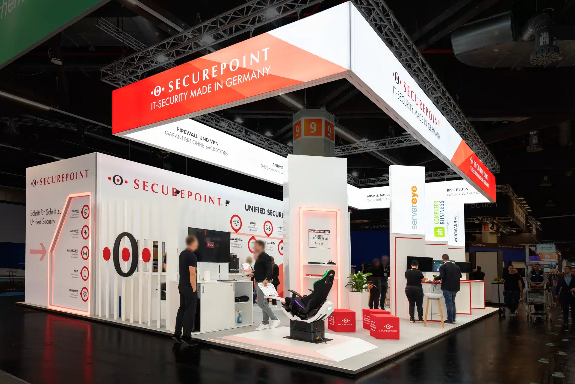 Messestand von Securepoint auf der it-sa 2024 in Nürnberg mit großem Deckenbanner, LED-Beleuchtung und Präsentation von IT-Sicherheitslösungen, Messebau Nürnberg.