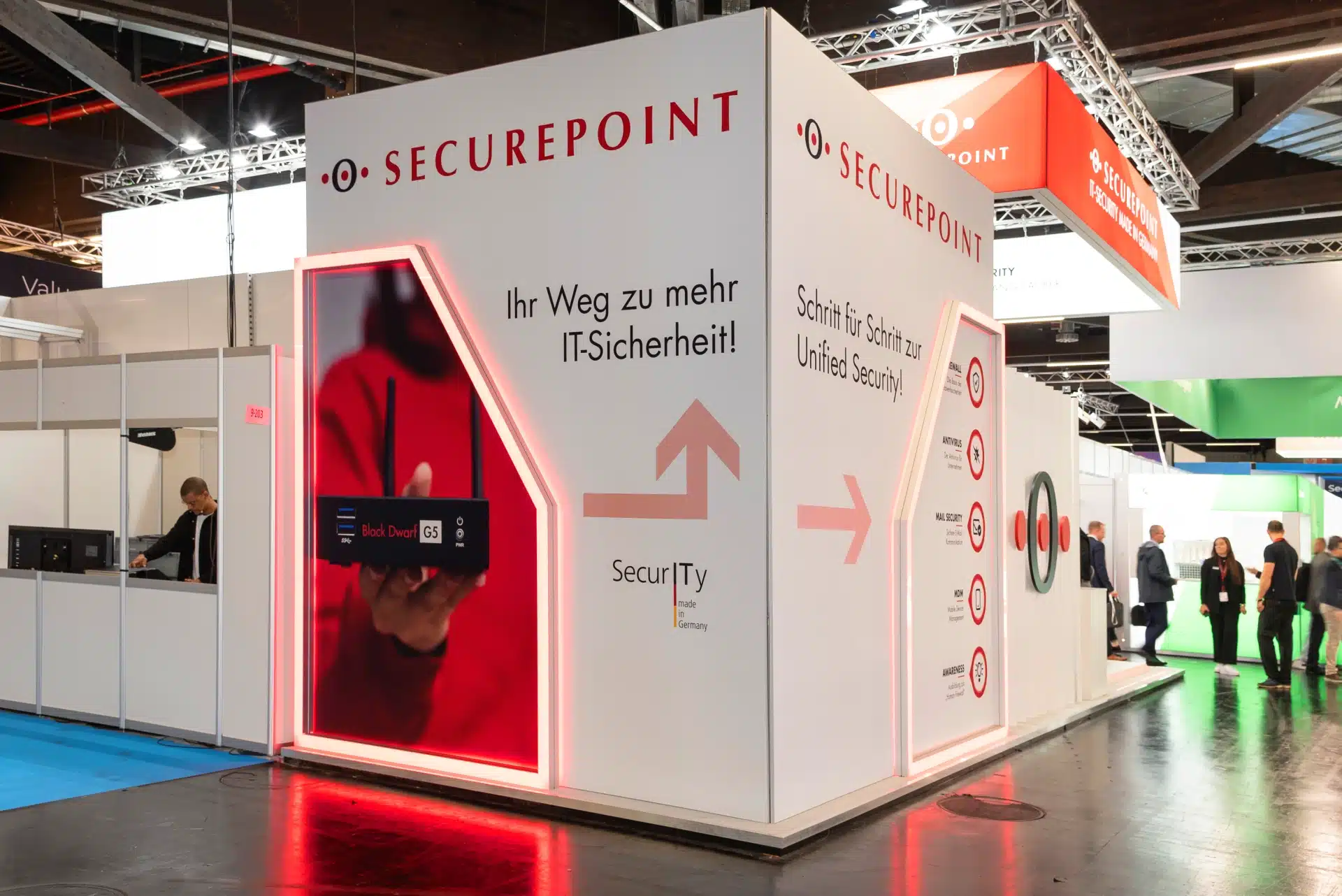 Messestand von Securepoint auf der it-sa 2024 in Nürnberg mit Fokus auf IT-Sicherheit und Produktpräsentation Black Dwarf G5, Messebau Nürnberg.