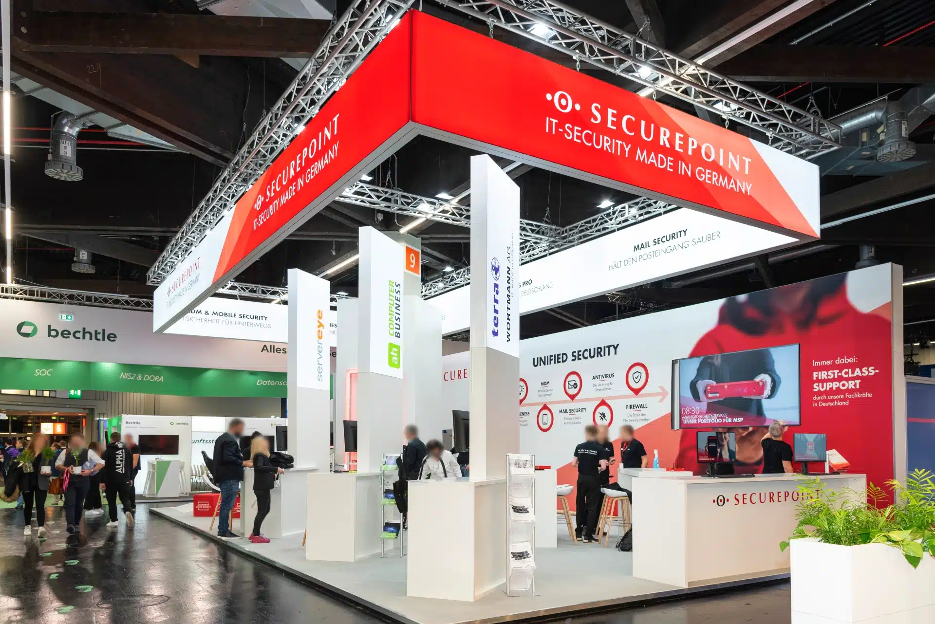 Moderner Messestand von Securepoint auf der it-sa 2024 in Nürnberg mit rotem Deckenelement und IT-Sicherheitslösungen. Messebau Nürnberg.