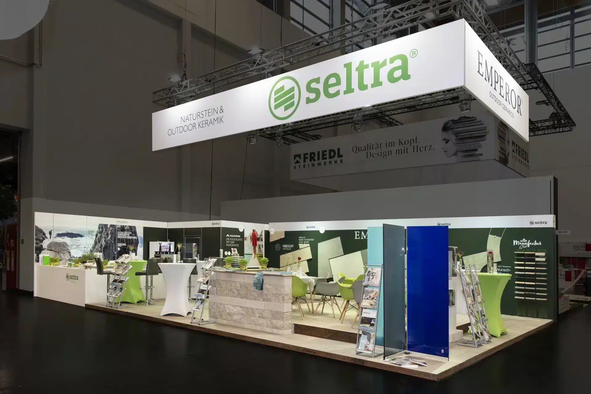 Messestand von Seltra mit Naturstein- und Outdoor-Keramik-Präsentation auf der GalaBau Nürnberg