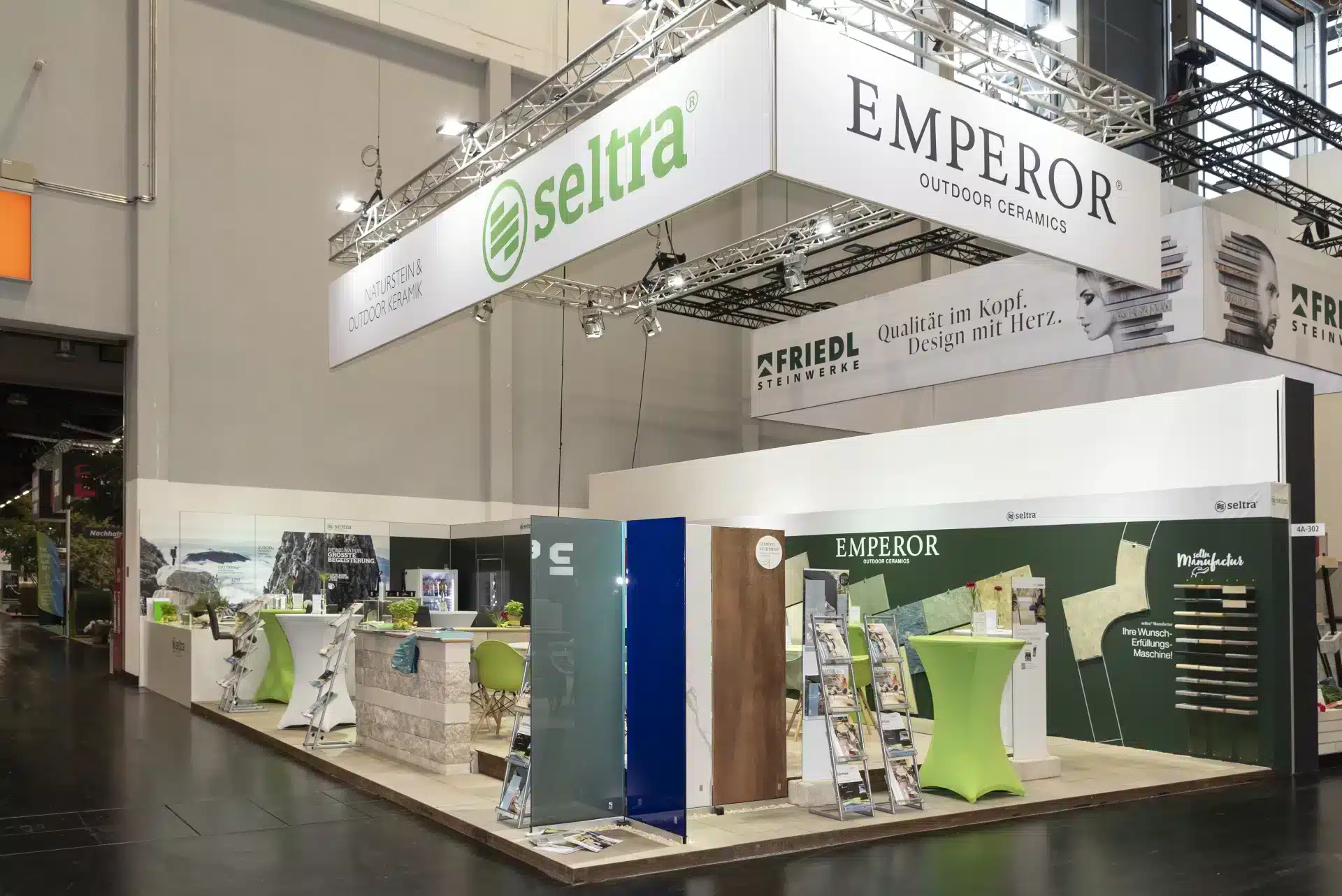 Pflanzeninseln und Holzelemente am Messestand von Vestre auf der GaLaBau Nürnberg – Messebau Nürnberg