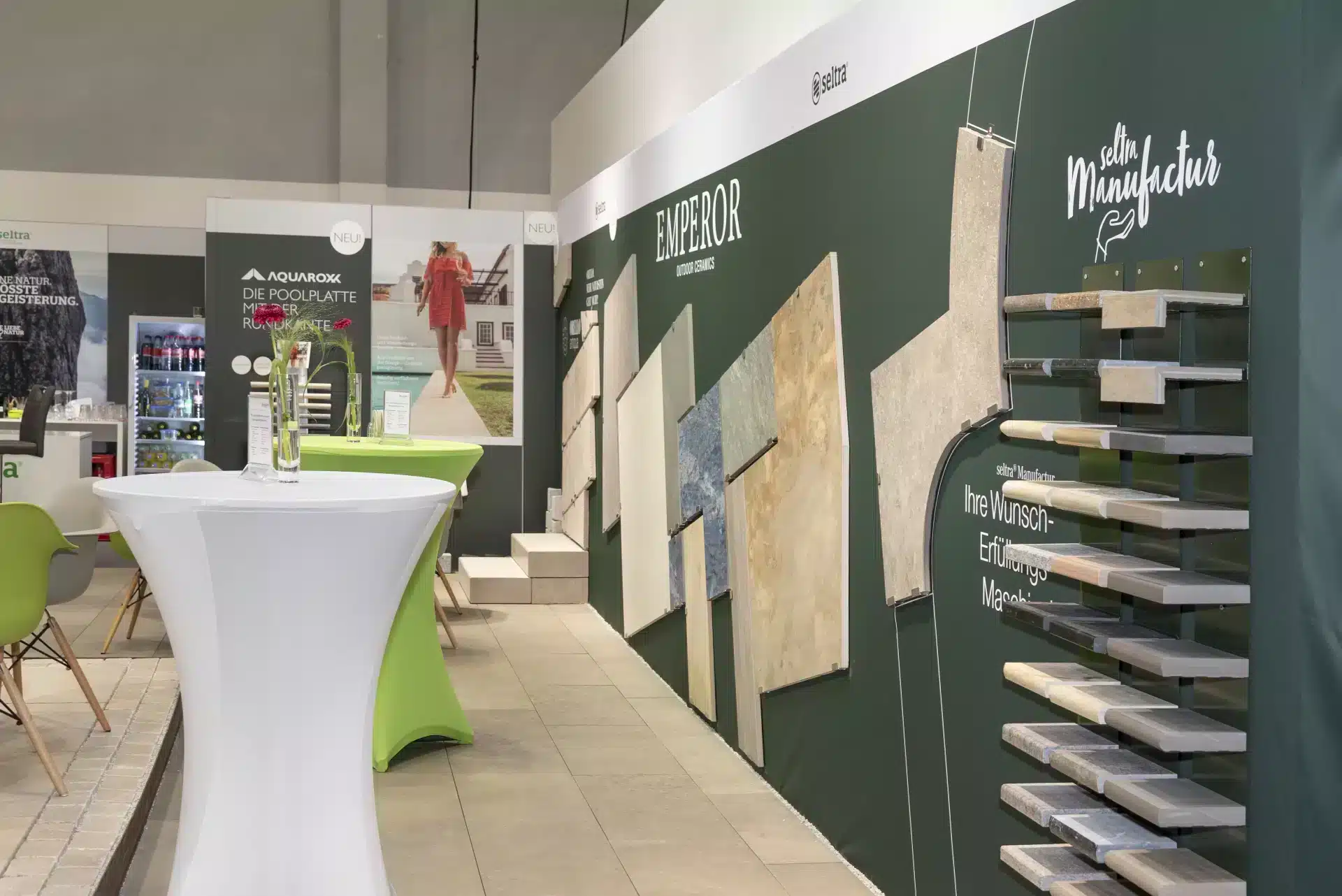 Detailansicht von Natursteinplatten an der Präsentationswand des Seltra Messestandes
