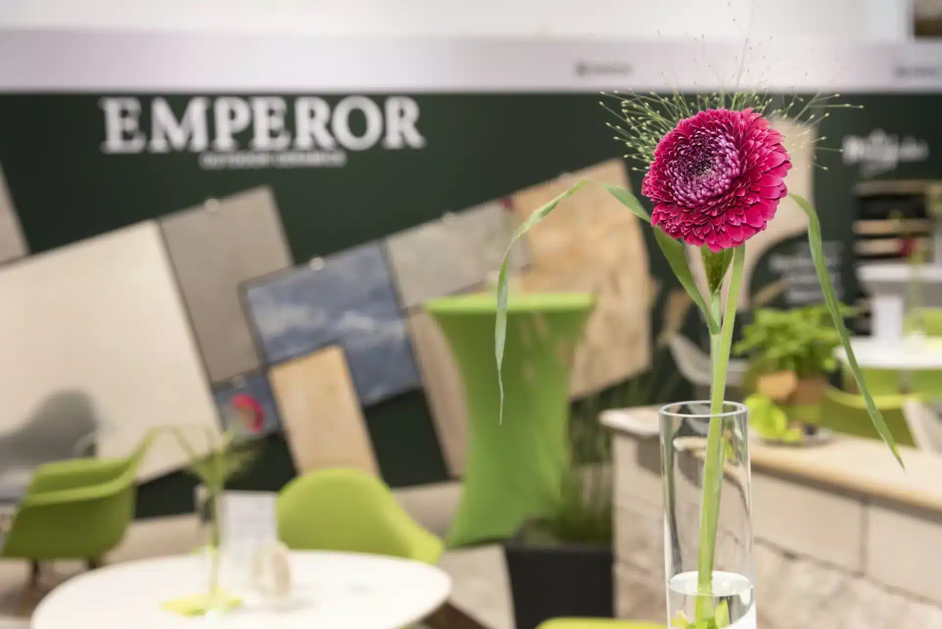 Nahaufnahme einer Blume in Glasvase auf dem Seltra Messestand, Hintergrund Natursteinplatten