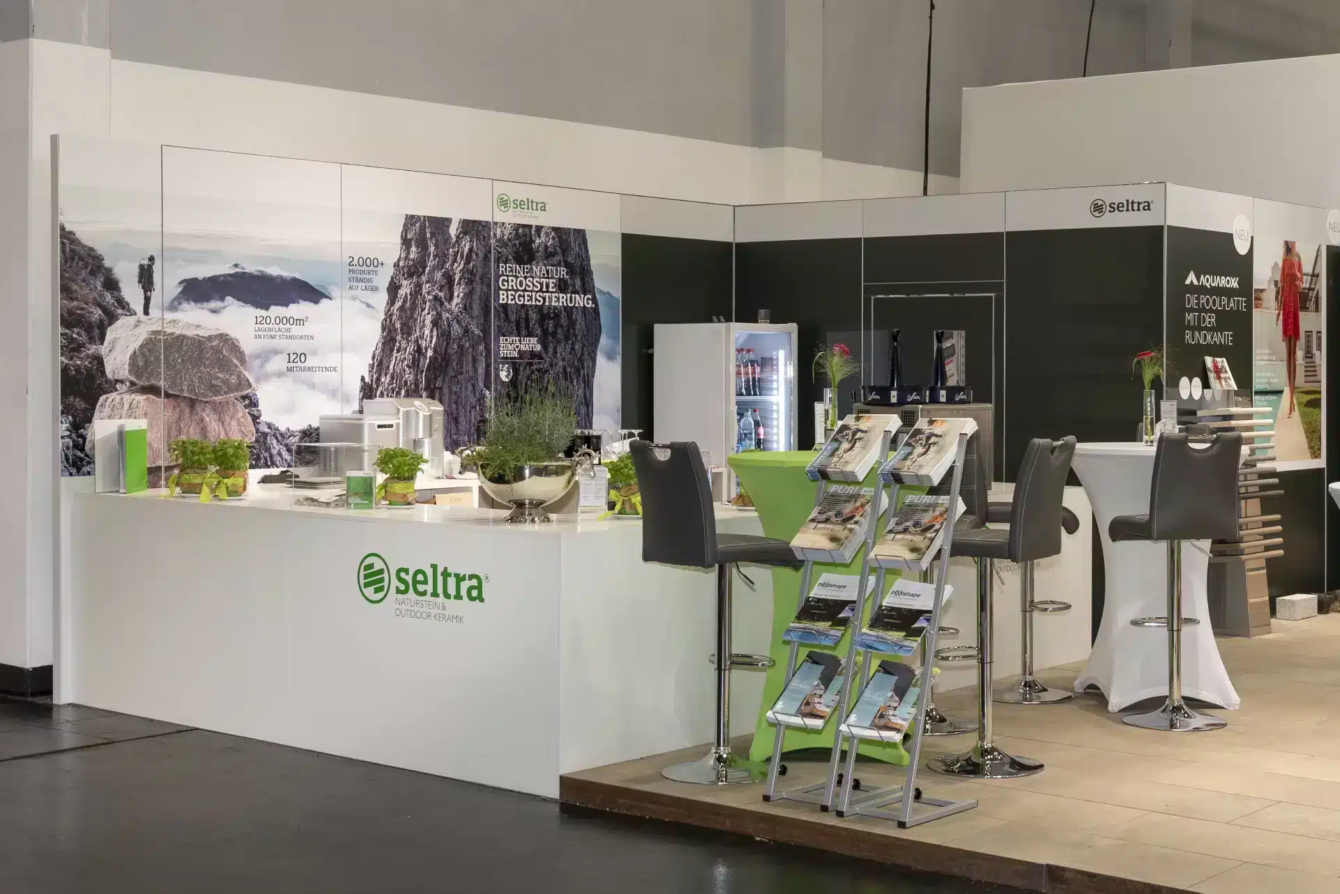 Thekenbereich des Seltra Messestandes mit Informationsmaterialien auf der GalaBau Nürnberg