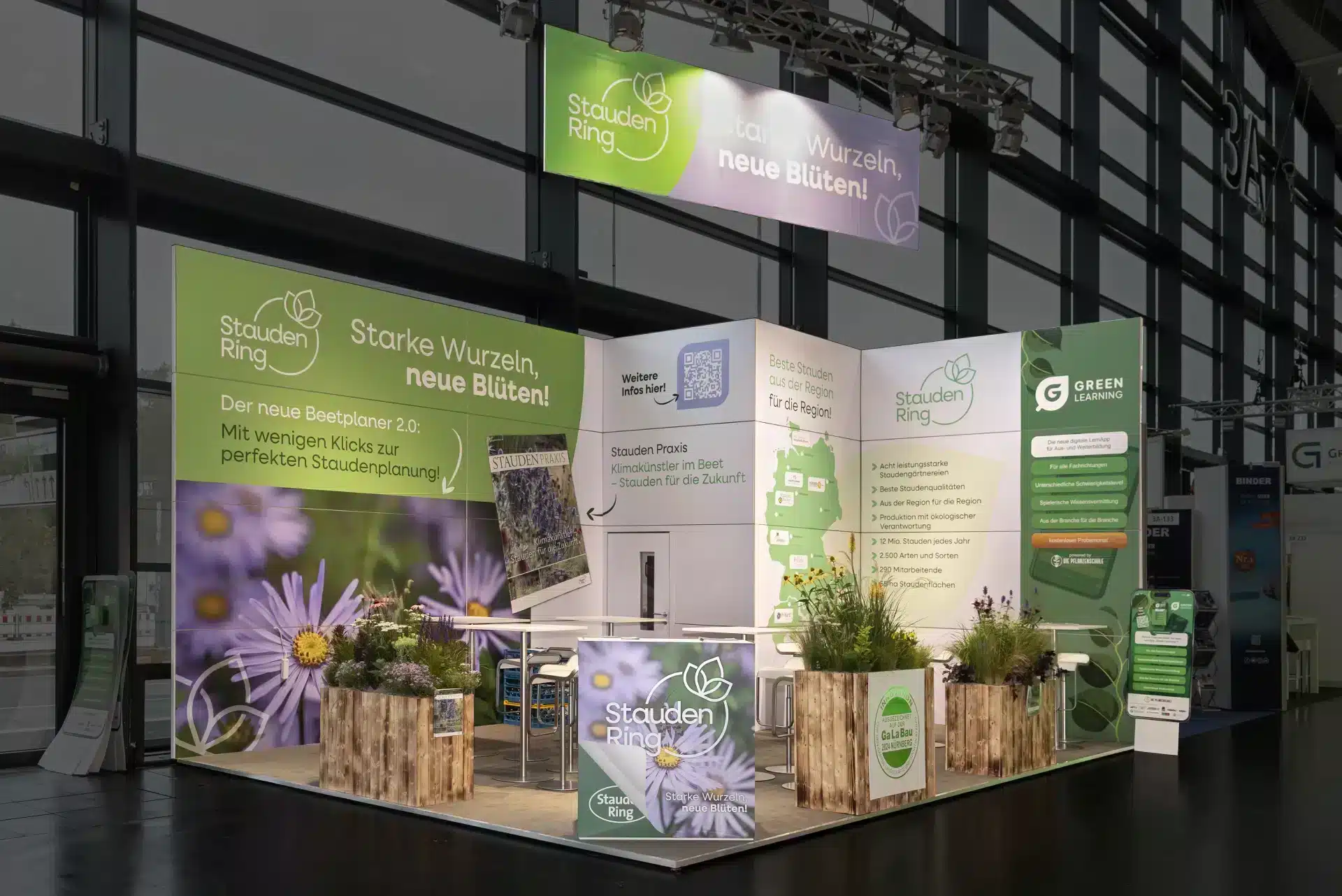 Moderner Messestand von StaudenRing auf der GalaBau Nürnberg mit Pflanzendekoration und grünen Elementen