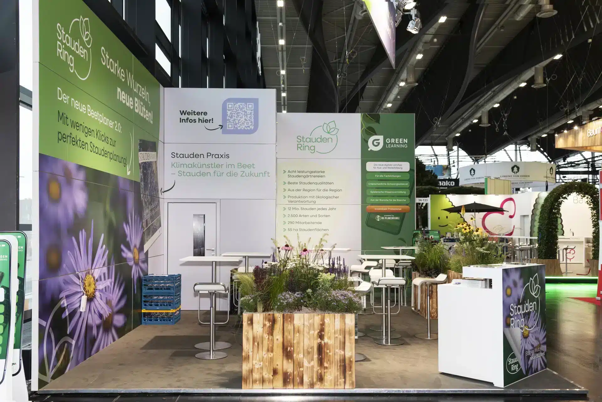 Messestand von StaudenRing mit Infowänden und Sitzmöglichkeiten auf der GalaBau Nürnberg