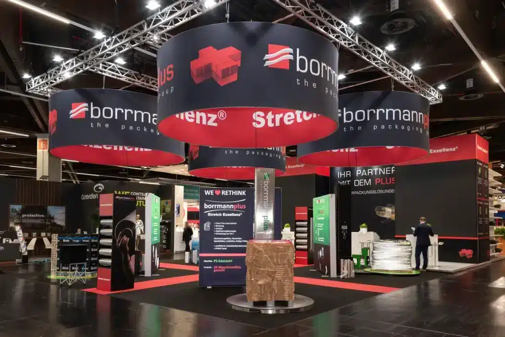 Borrmann Plus auf der FachPack 2024 – eindrucksvoller Messestand mit großen Deckenzylindern und Produktinseln, Messebau Nürnberg