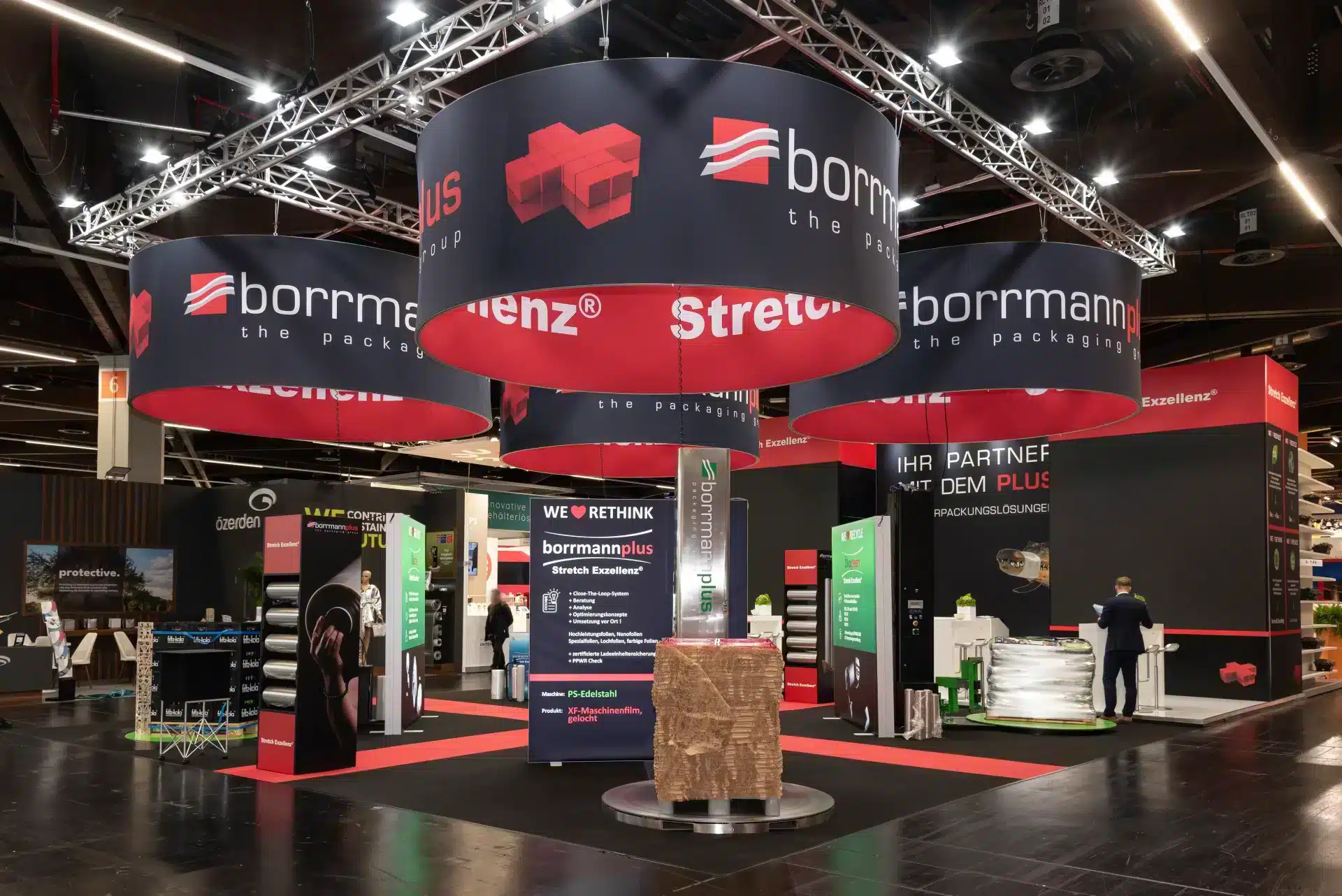 Borrmann Plus auf der FachPack 2024 – eindrucksvoller Messestand mit großen Deckenzylindern und Produktinseln, Messebau Nürnberg