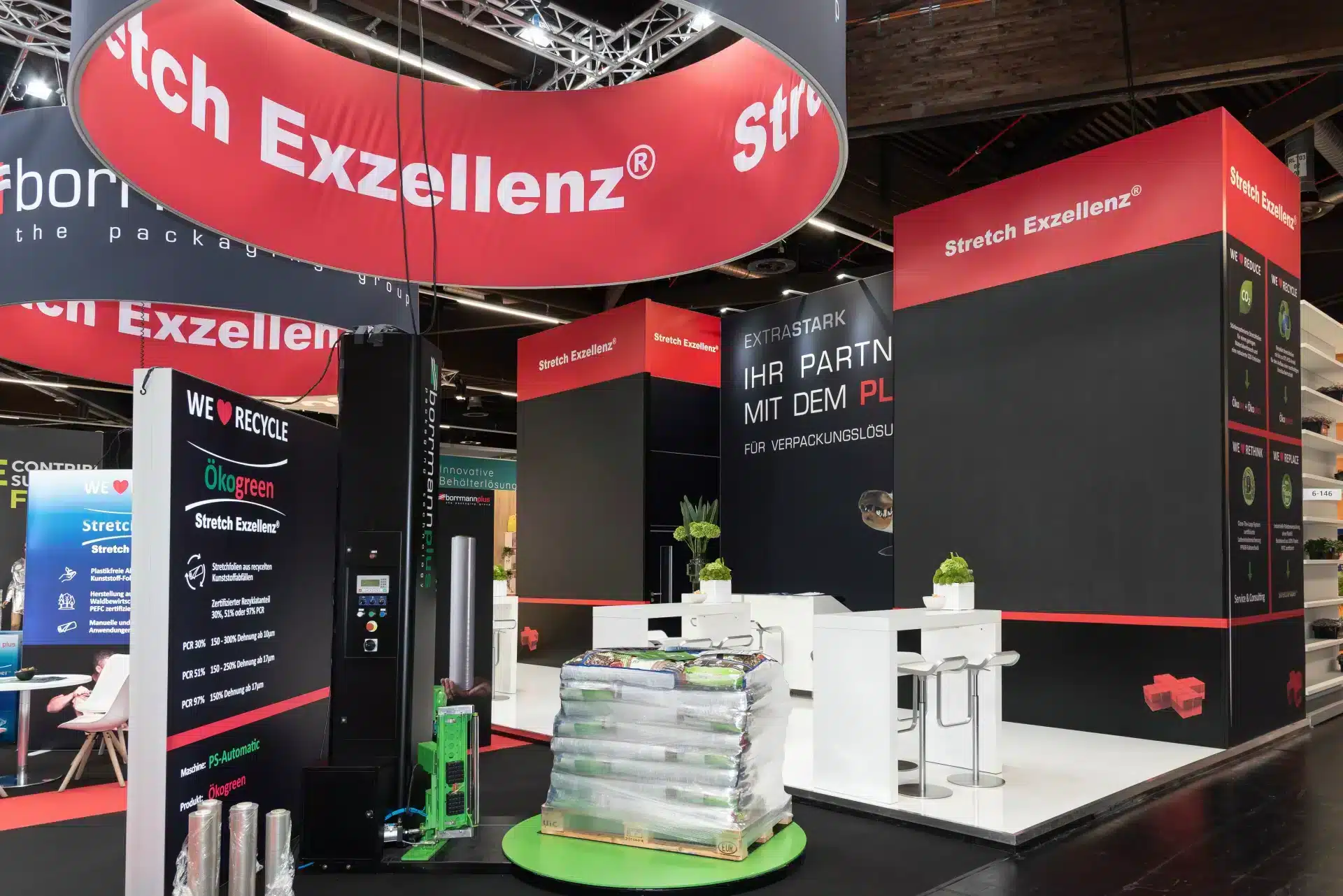 Beratungsinseln, Palettenexponat und Ökogreen-Infostele am Borrmann-Plus-Stand, FachPack 2024, Messebau Nürnberg