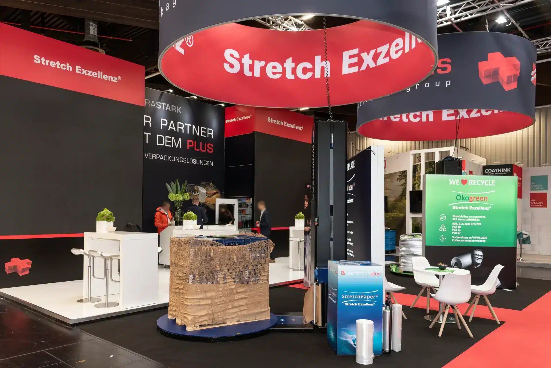 Technik- und Produktzone mit Wickelmaschine und Exponaten am Borrmann-Plus-Messestand, FachPack 2024, Messebau Nürnberg