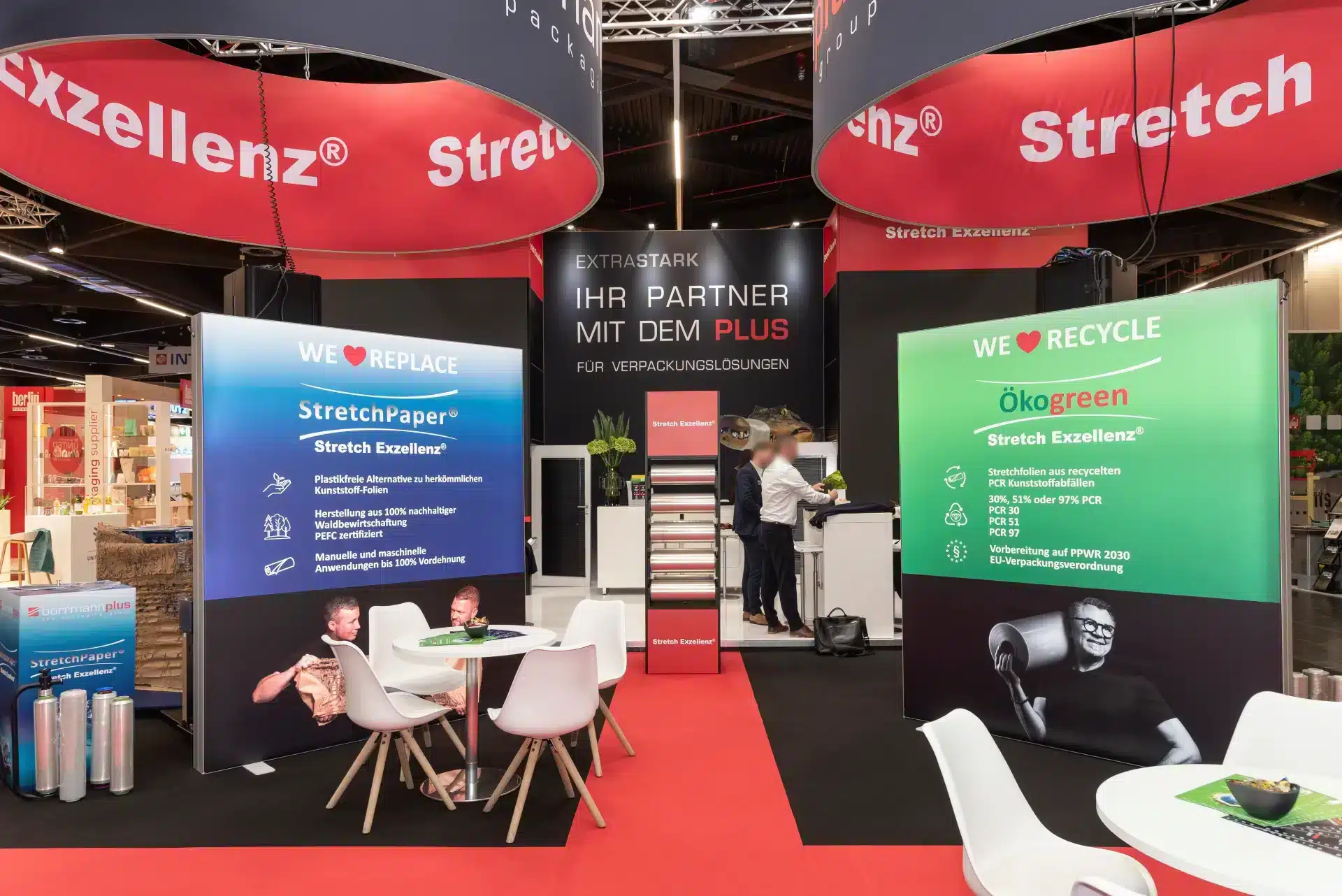 Zentraler Durchgang mit hinterleuchteten Grafikwänden und Stretch-Exzellenz Displays bei Borrmann Plus, Messebau Nürnberg
