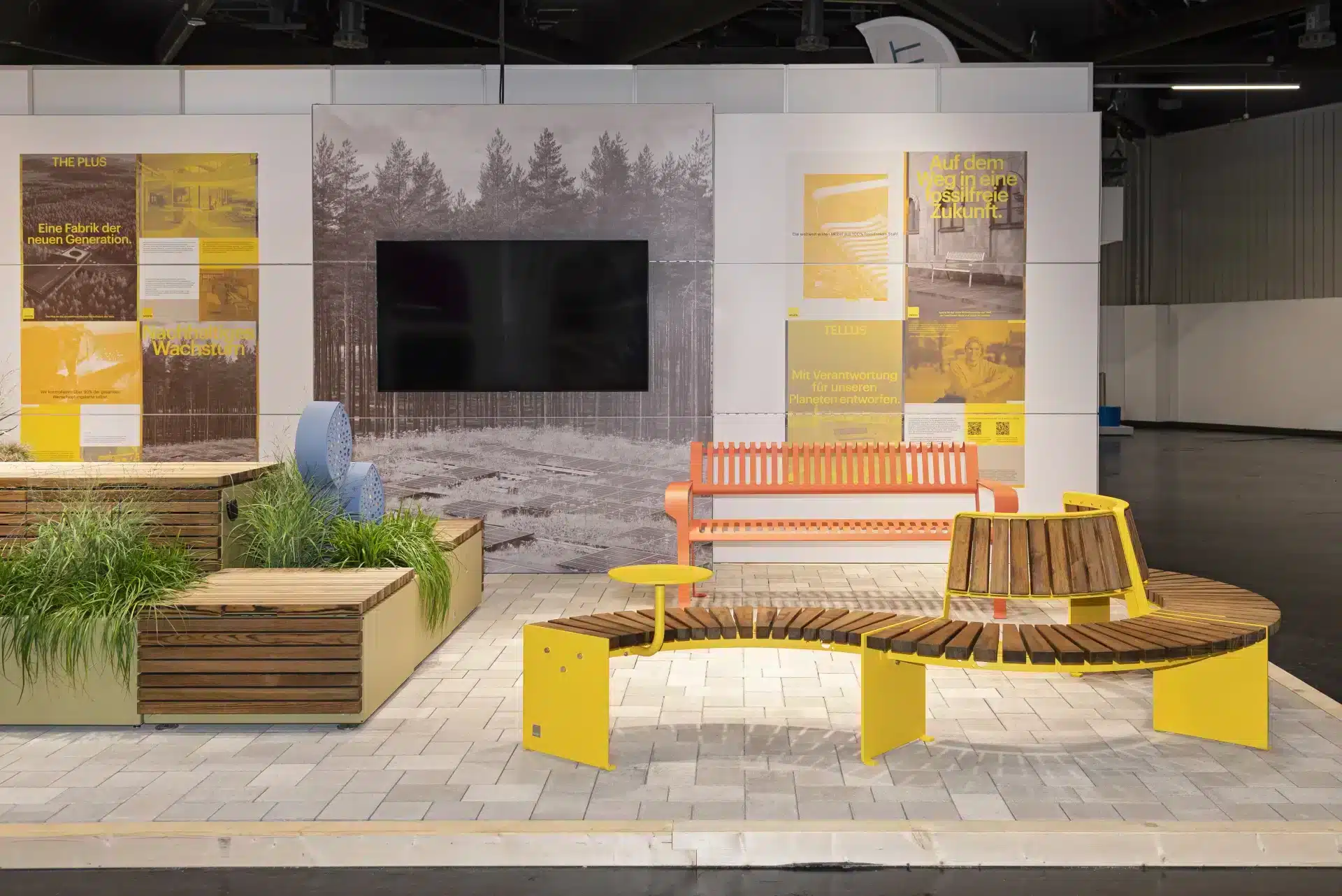Messestand von Vestre mit Sitzgelegenheiten, Begrünung und großem Bildschirm – GalaBau Nürnberg Messebau Nürnberg.