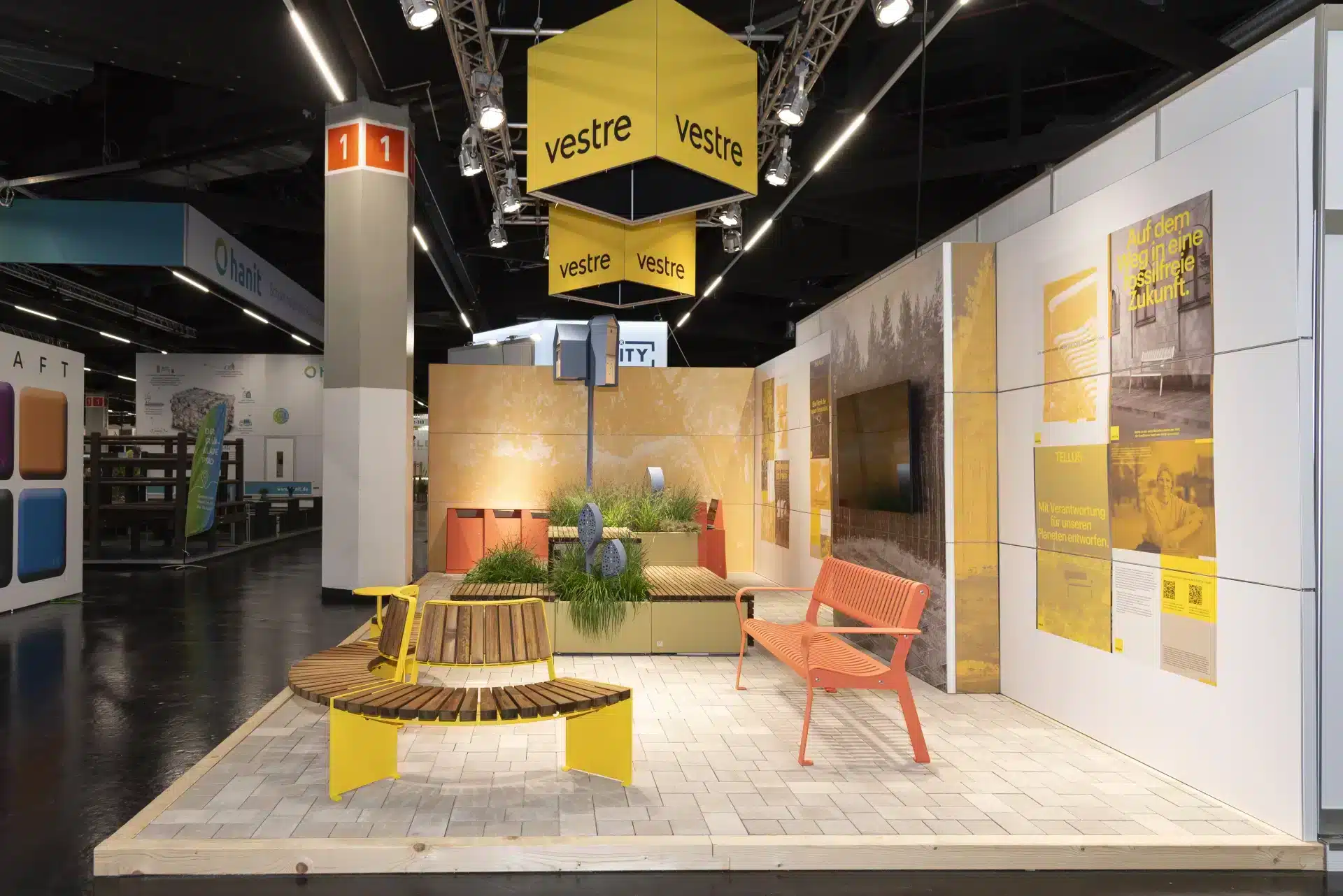 Heller Vestre Messestand mit Holzbänken, Pflanzflächen und nachhaltigem Design – GalaBau Nürnberg Messebau Nürnberg.
