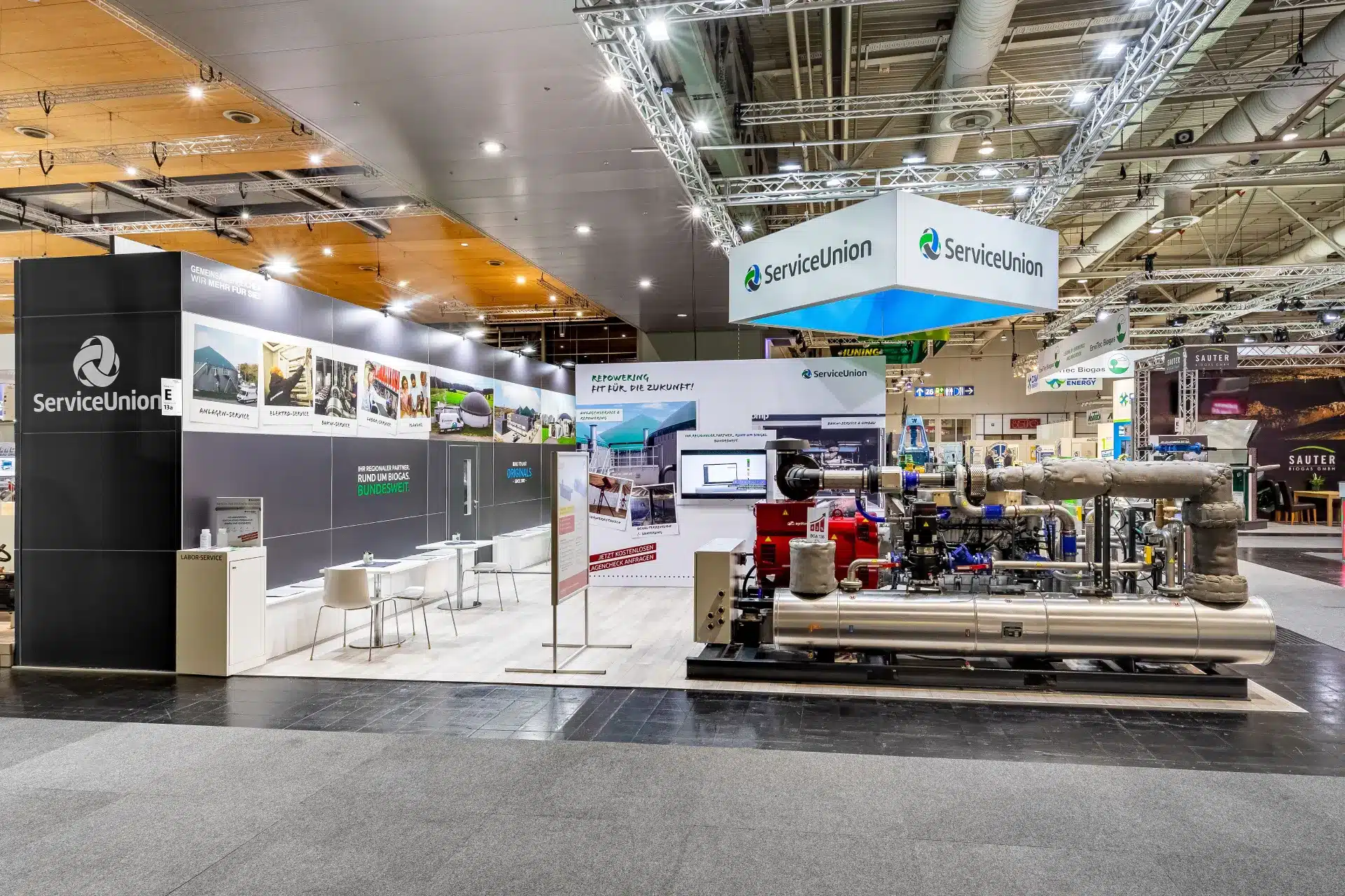 Moderner Messestand ServiceUnion mit Biogas- und Energietechnik auf der Energy Decentral 2025 Hannover.