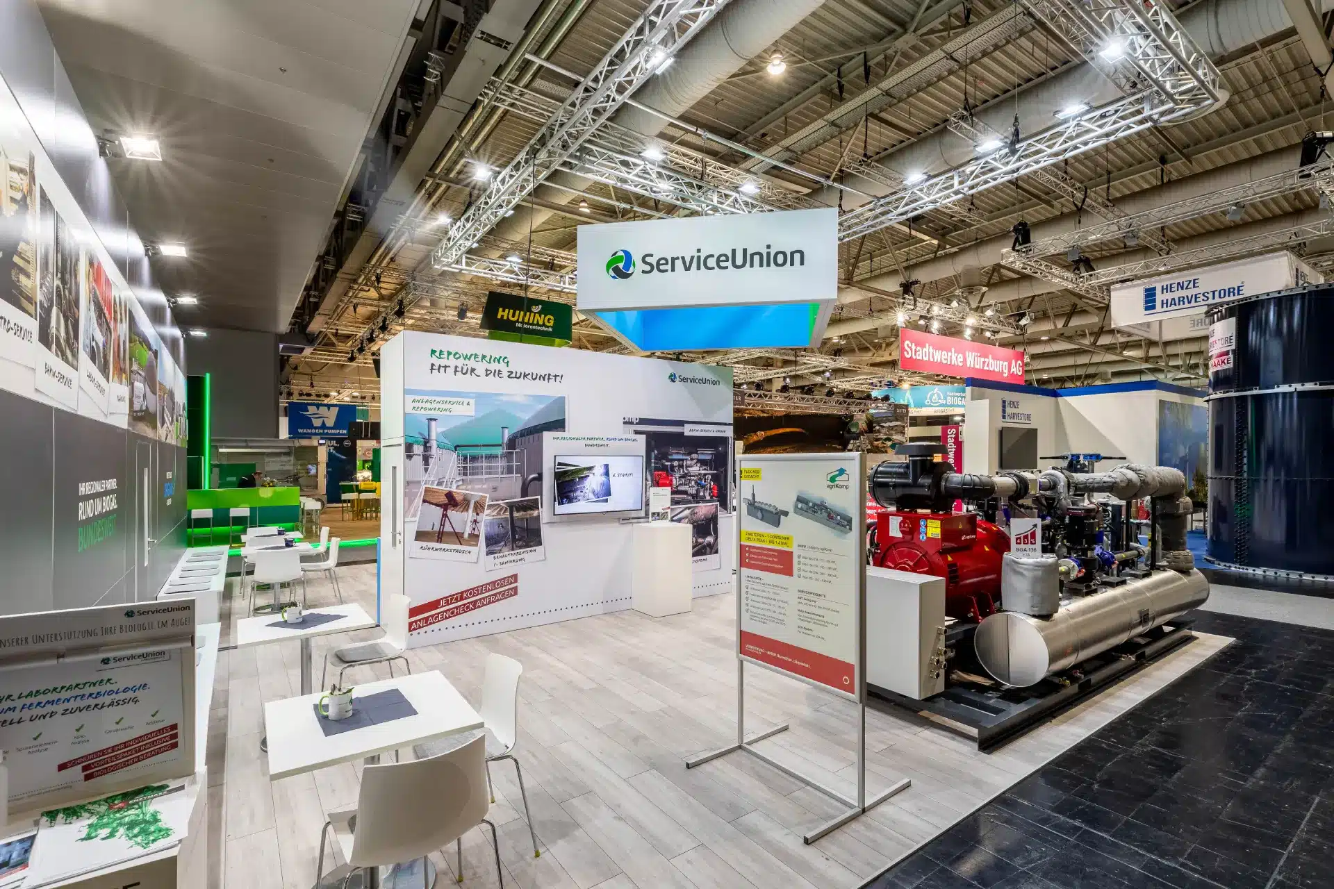 Energy Decentral 2025 Hannover – Messestand ServiceUnion und agriKomp mit Biogas- und Energieanlagen.