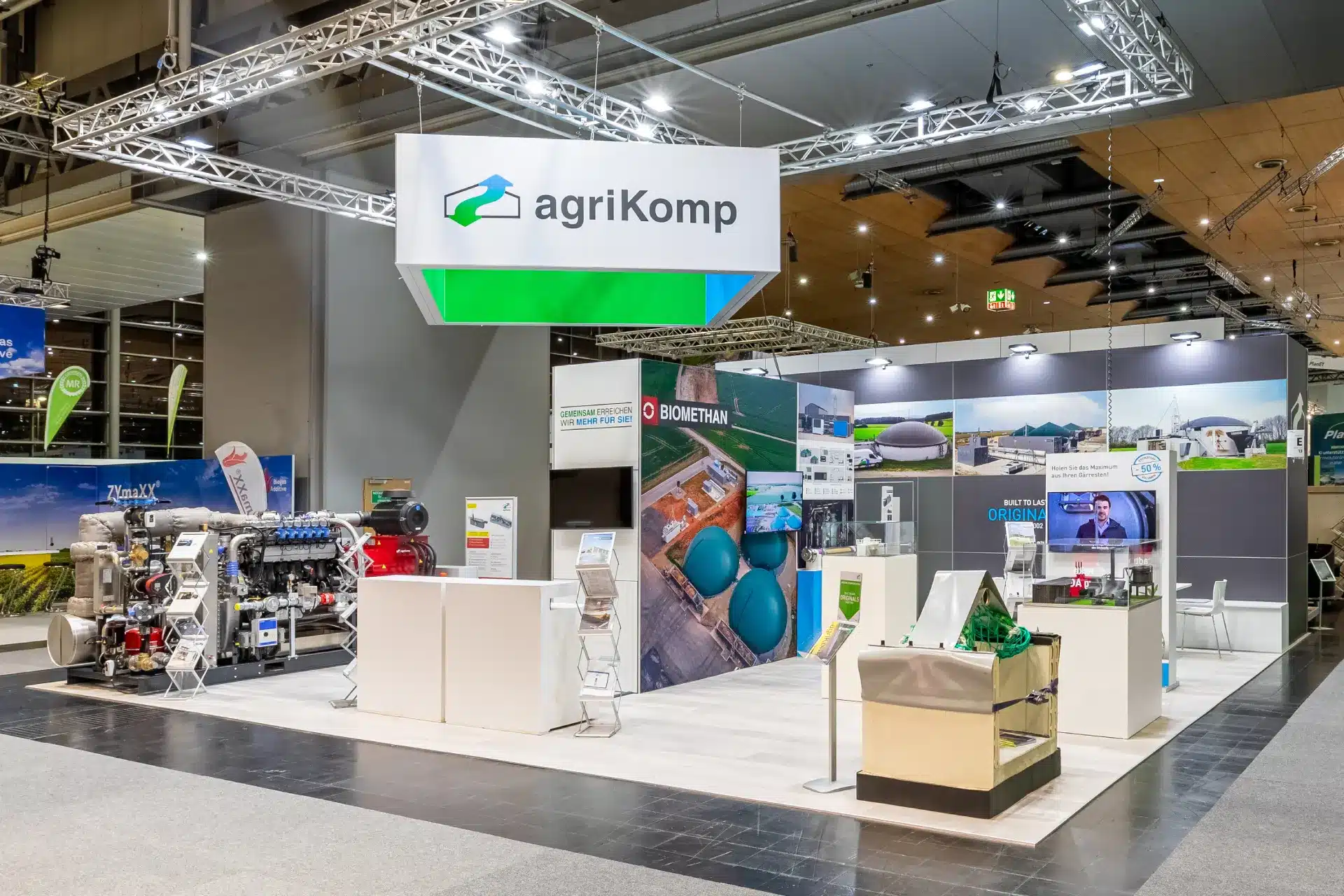 ServiceUnion und agriKomp auf der Energy Decentral 2025 in Hannover – Messestand mit Biogastechnik.