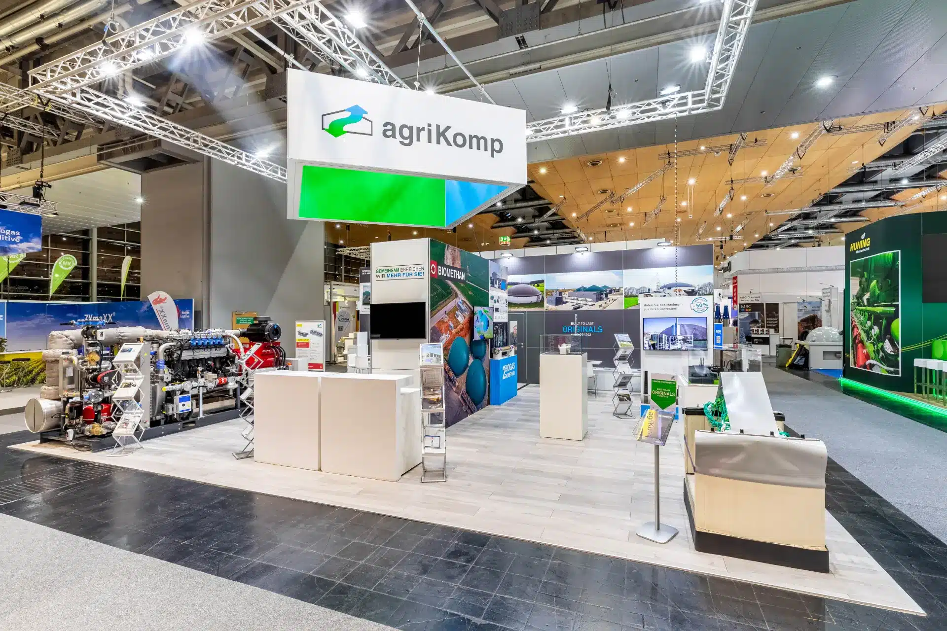 Messebau Hannover – Energy Decentral 2025 mit moderner Standarchitektur und Biogastechnik von agriKomp.