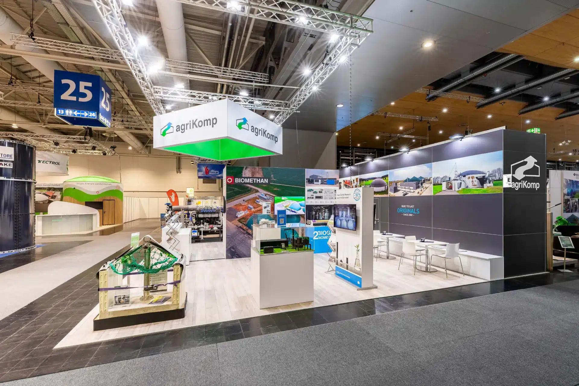 Messebau Hannover – Energy Decentral 2025 mit agriKomp Stand für Biogas- und Biomethanlösungen.