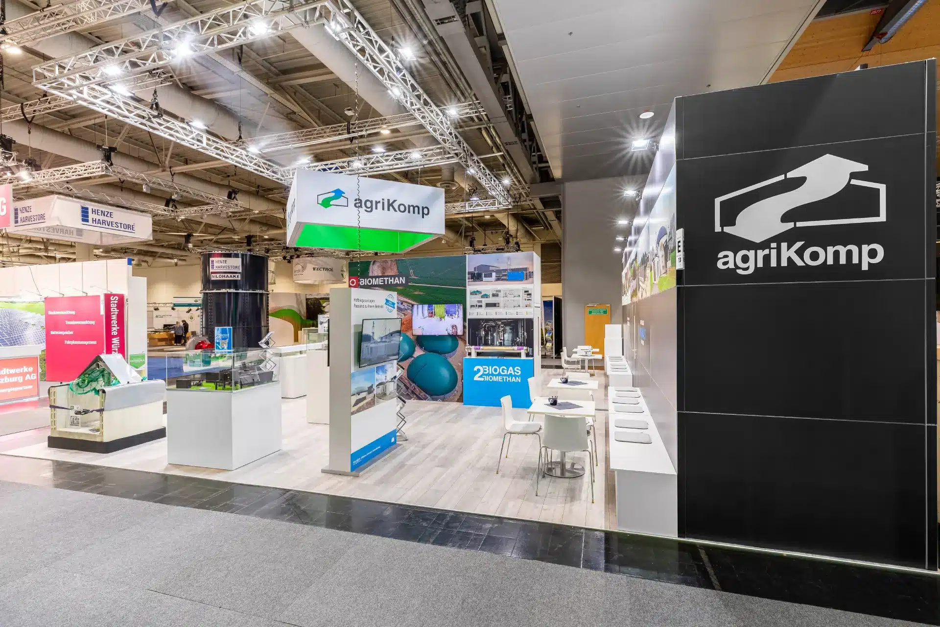 Messestand von agriKomp mit Fokus auf Biogas und Biomethan auf der Energy Decentral 2025 in Hannover.